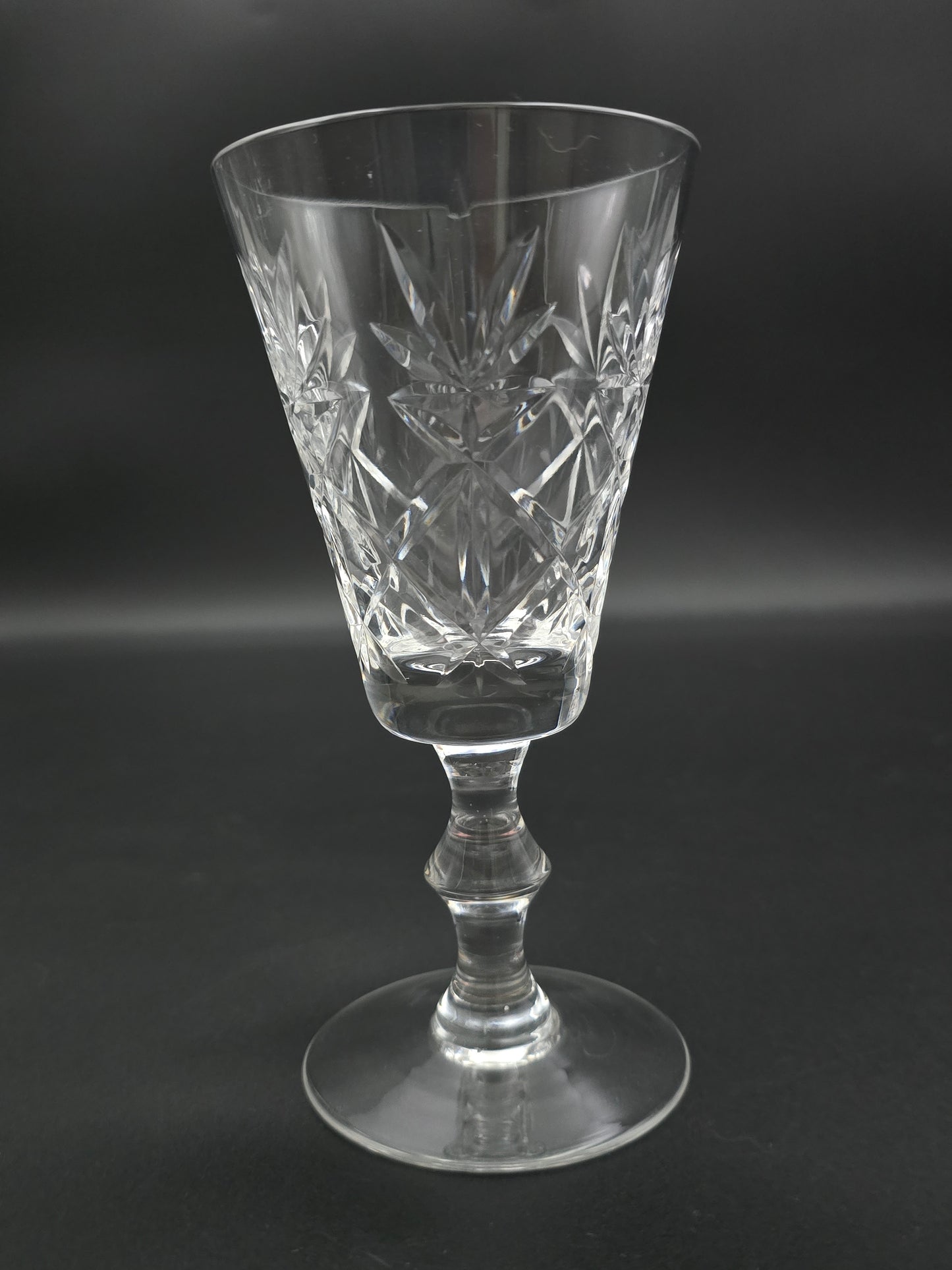 Set of 5 Crystal glass wine glasses. 200ml. 16cm tall