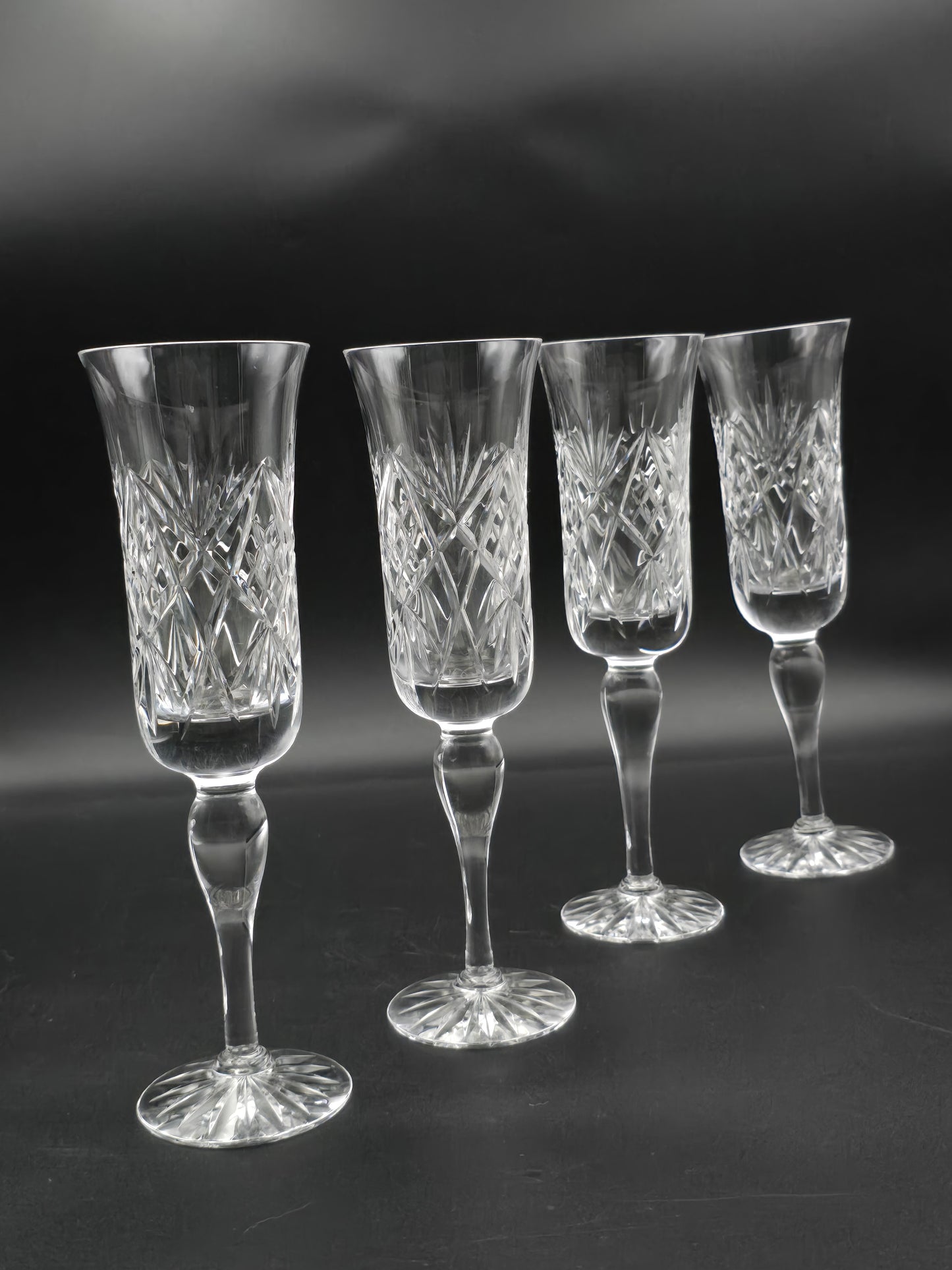 Vintage Lead Crystal Champagne Flutes – Set of 4, 150 ml, 22 cm Tall with Star‑Pattern Base & Teardrop Stem – Elegant Cut‑Glass Barware