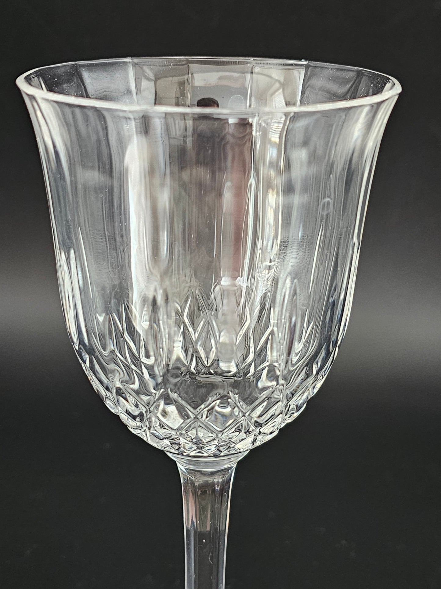 Set of 4 tall Stemmed Crystal Wine Glasses. 235ml