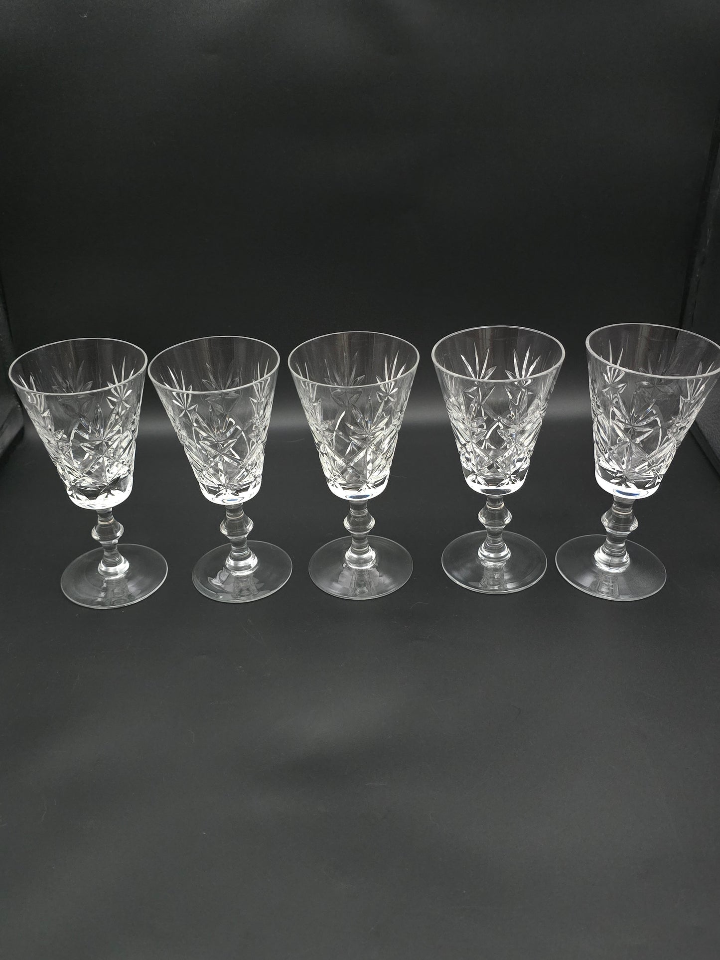 Set of 5 Crystal glass wine glasses. 200ml. 16cm tall