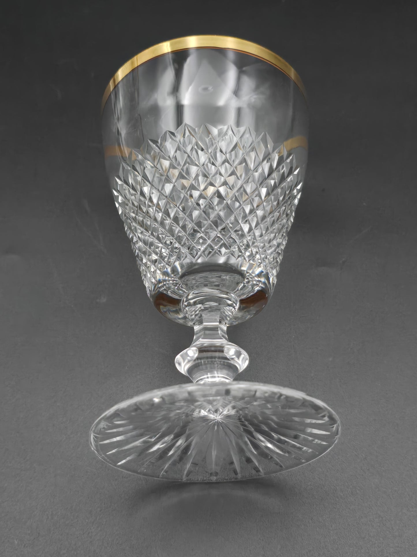 Set of 6 Beautiful Crystal wine Glasses with Gold coloured banding. 250ml. 13.5cm tall.