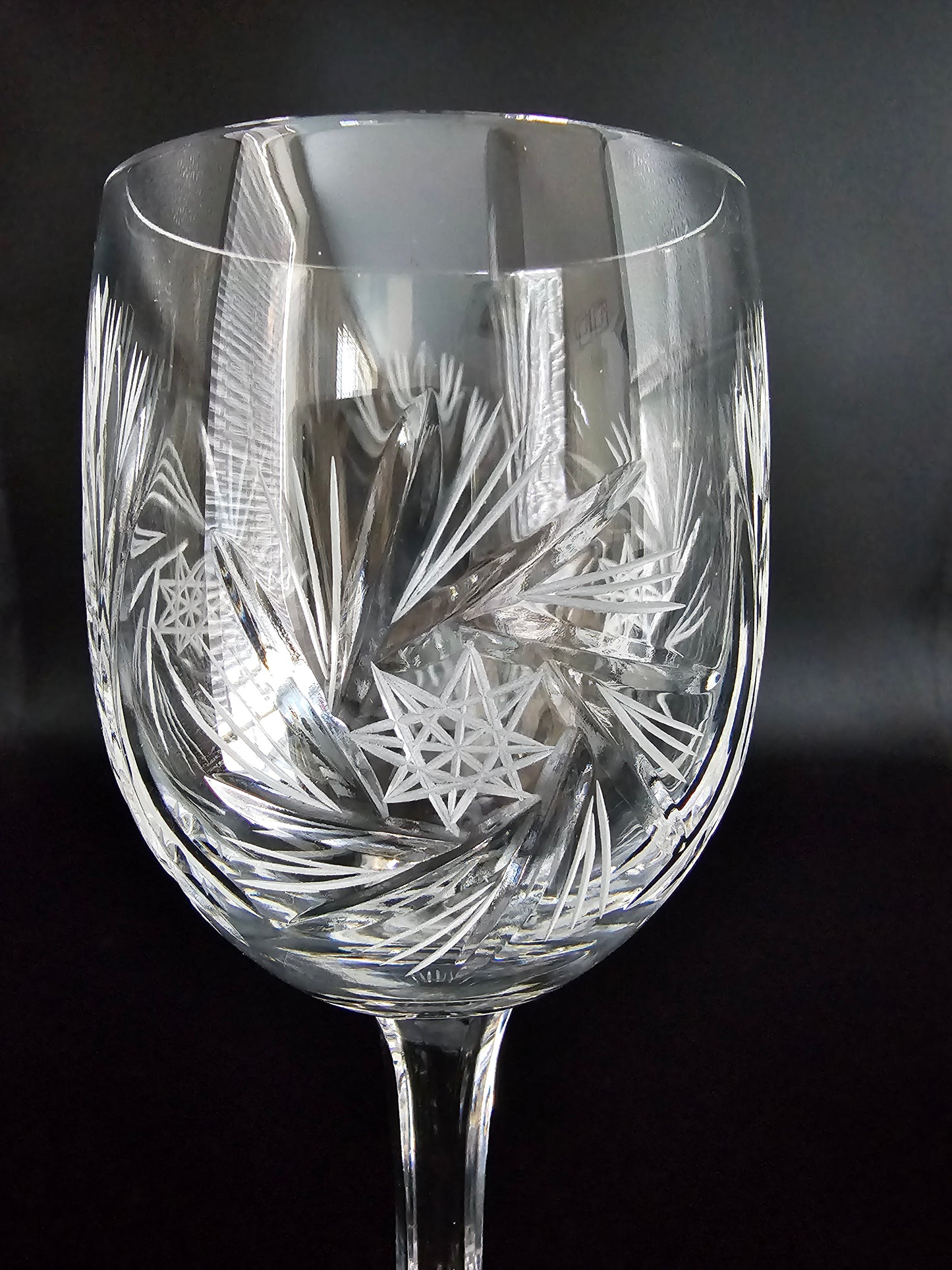 Set of 6 Large Crystal Wine Glasses. 225ml 16.5cm tall