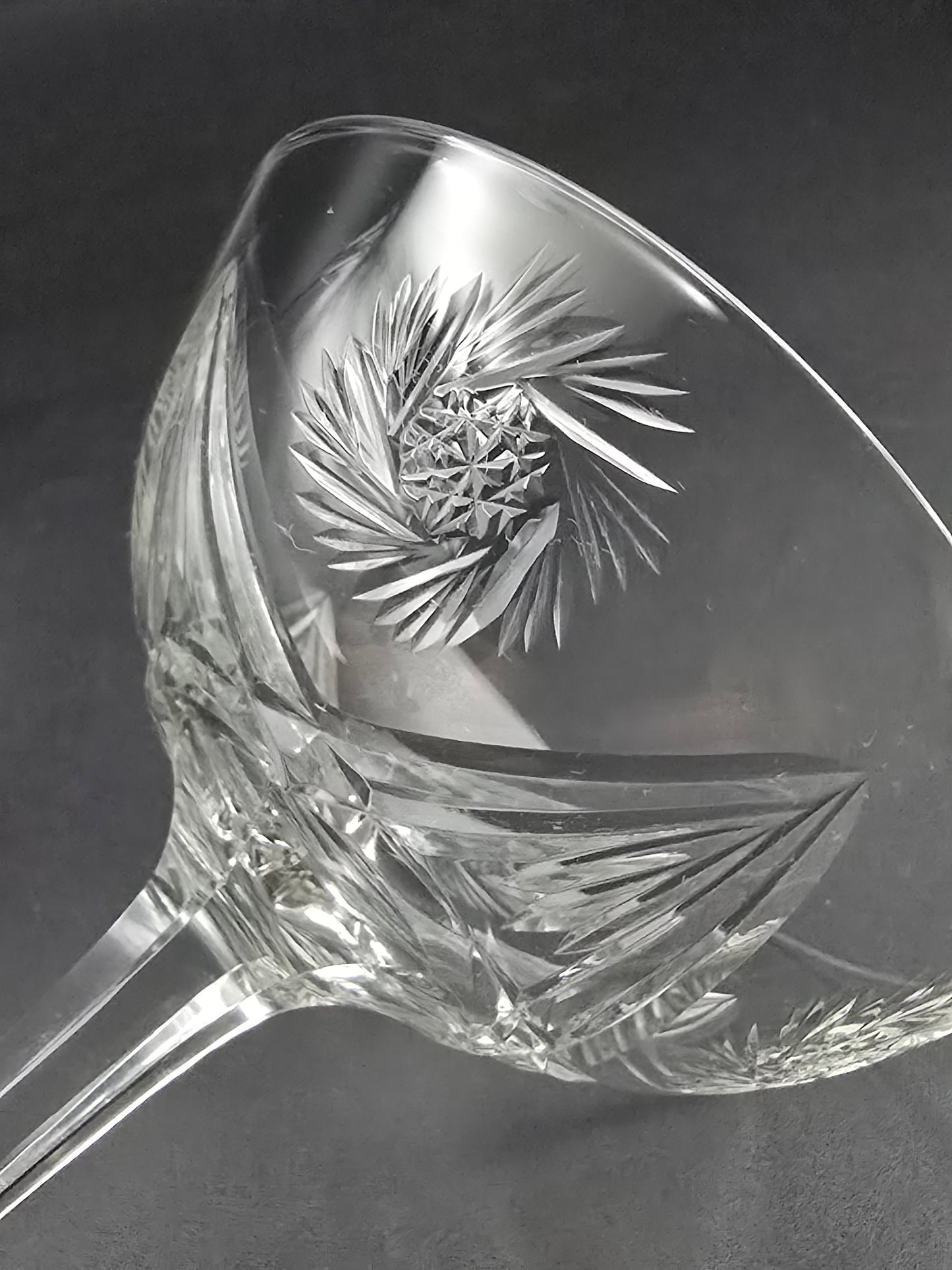 Vintage Hand-Cut Crystal Champagne Coupes – Set of 4 Elegant 165ml Coupe Glasses with Star Cut Base & Textured Stems, Art Deco Style