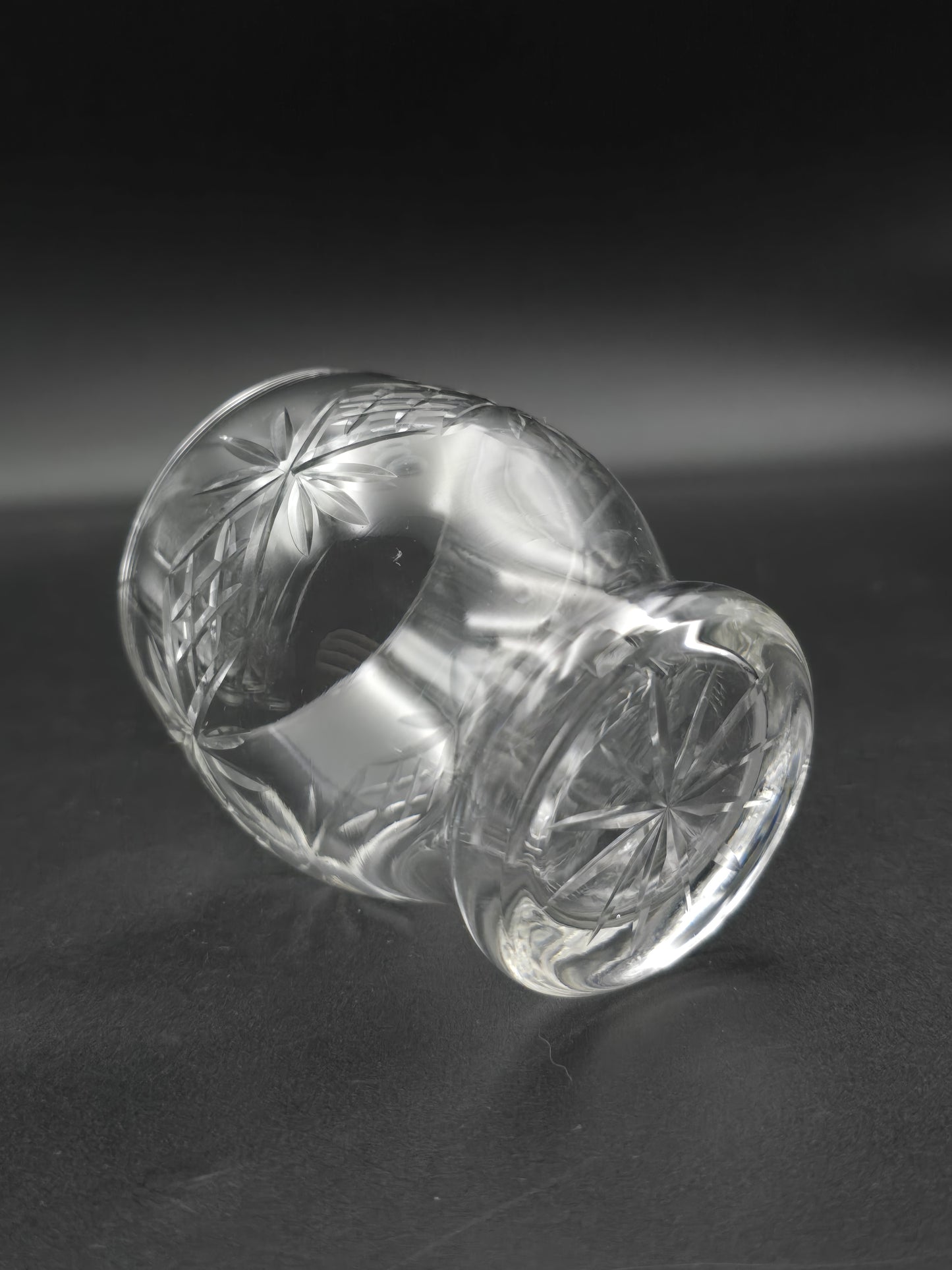 Set of 4 vintage Starburst Base Crystal Tumblers – 350 ml, 10 cm Tall, Diamond-Cut Design