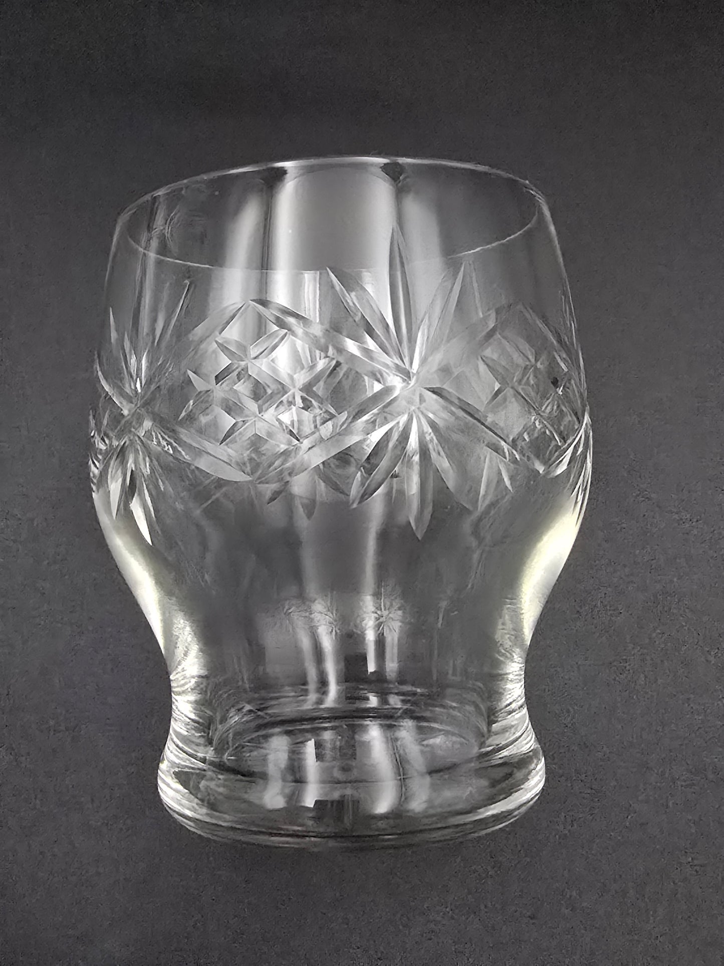 Set of 4 vintage Starburst Base Crystal Tumblers – 350 ml, 10 cm Tall, Diamond-Cut Design
