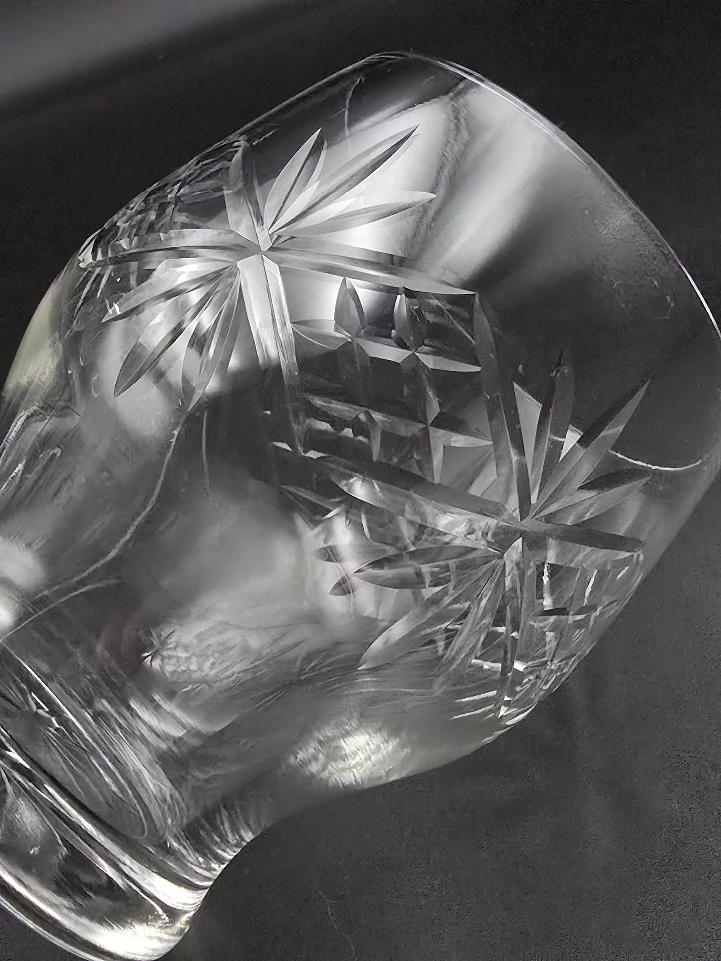 Set of 4 vintage Starburst Base Crystal Tumblers – 350 ml, 10 cm Tall, Diamond-Cut Design