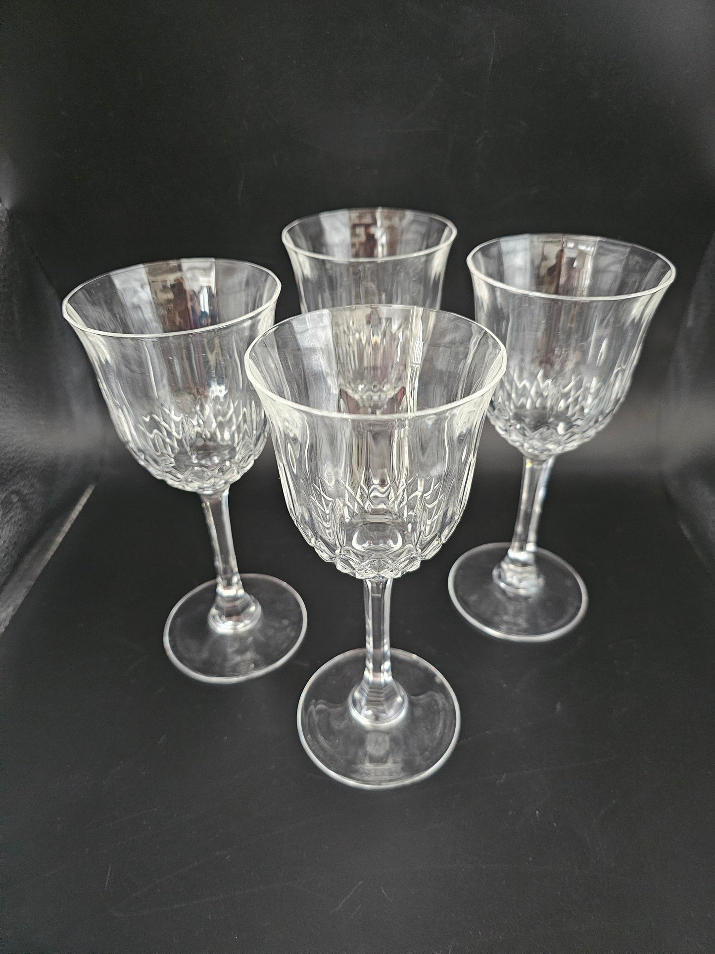 Set of 4 tall Stemmed Crystal Wine Glasses. 235ml