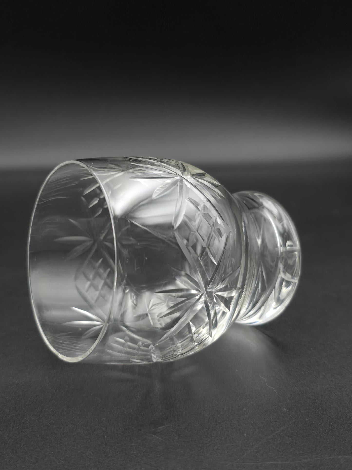 Set of 4 vintage Starburst Base Crystal Tumblers – 350 ml, 10 cm Tall, Diamond-Cut Design