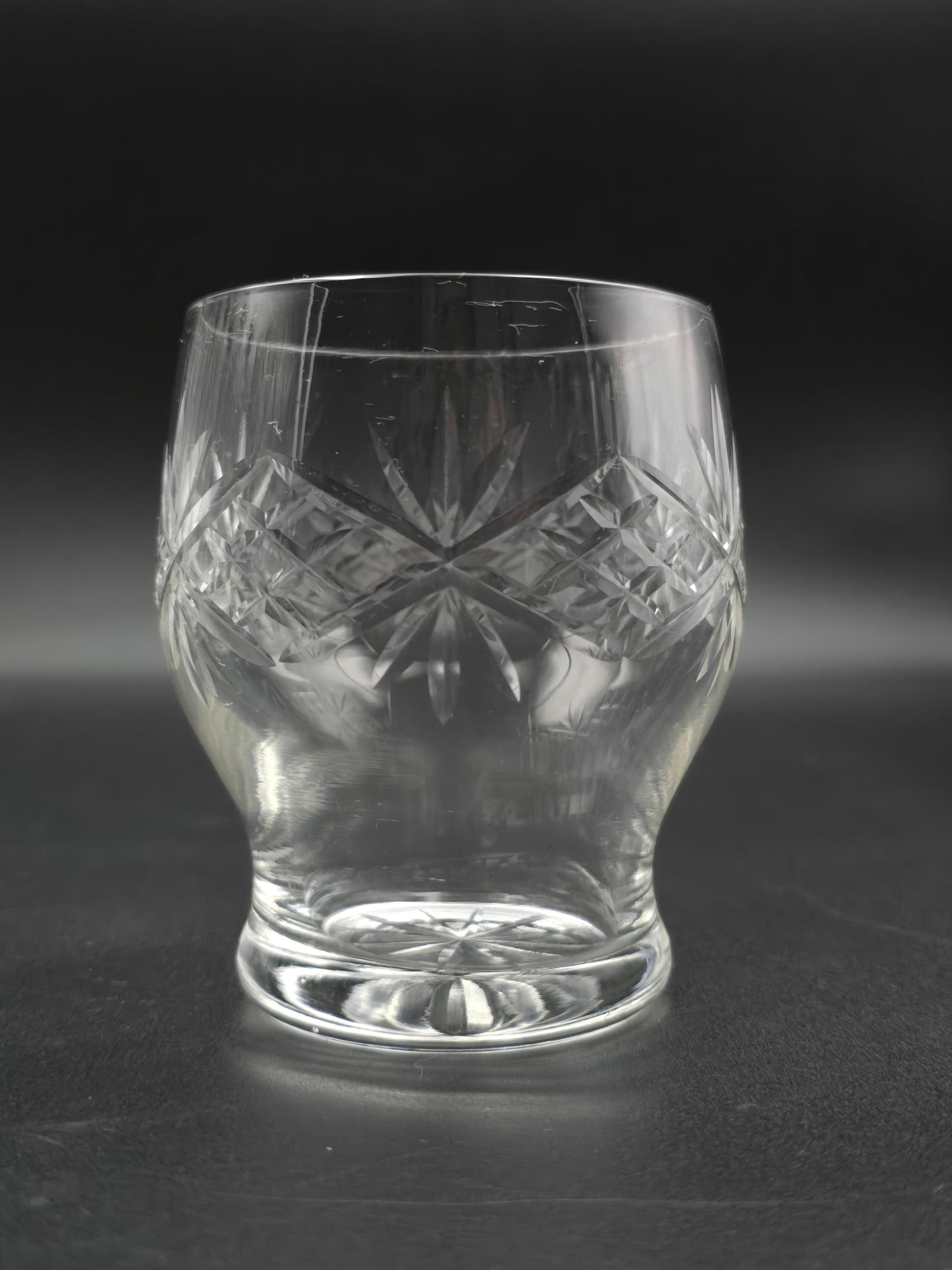 Set of 4 vintage Starburst Base Crystal Tumblers – 350 ml, 10 cm Tall, Diamond-Cut Design
