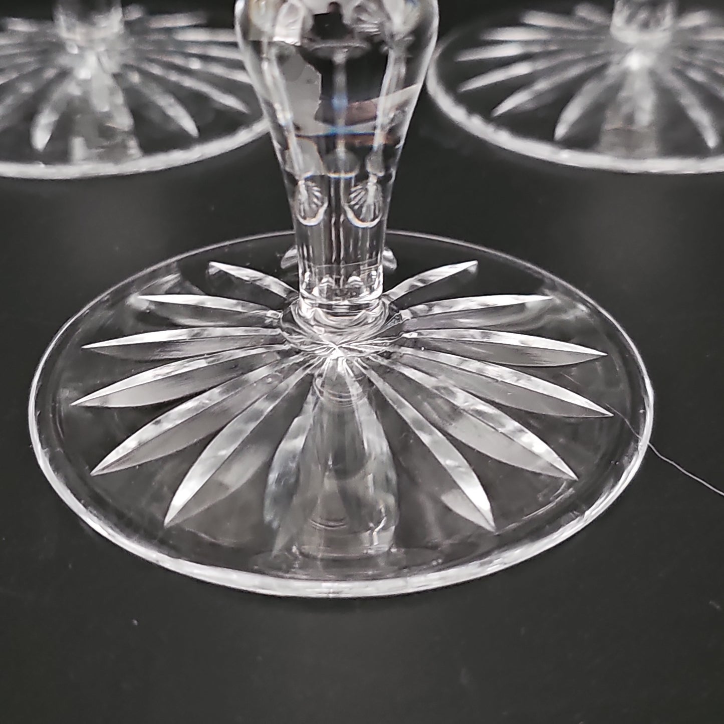 Beautiful set of 6 Medium Size wine glasses. 225ml