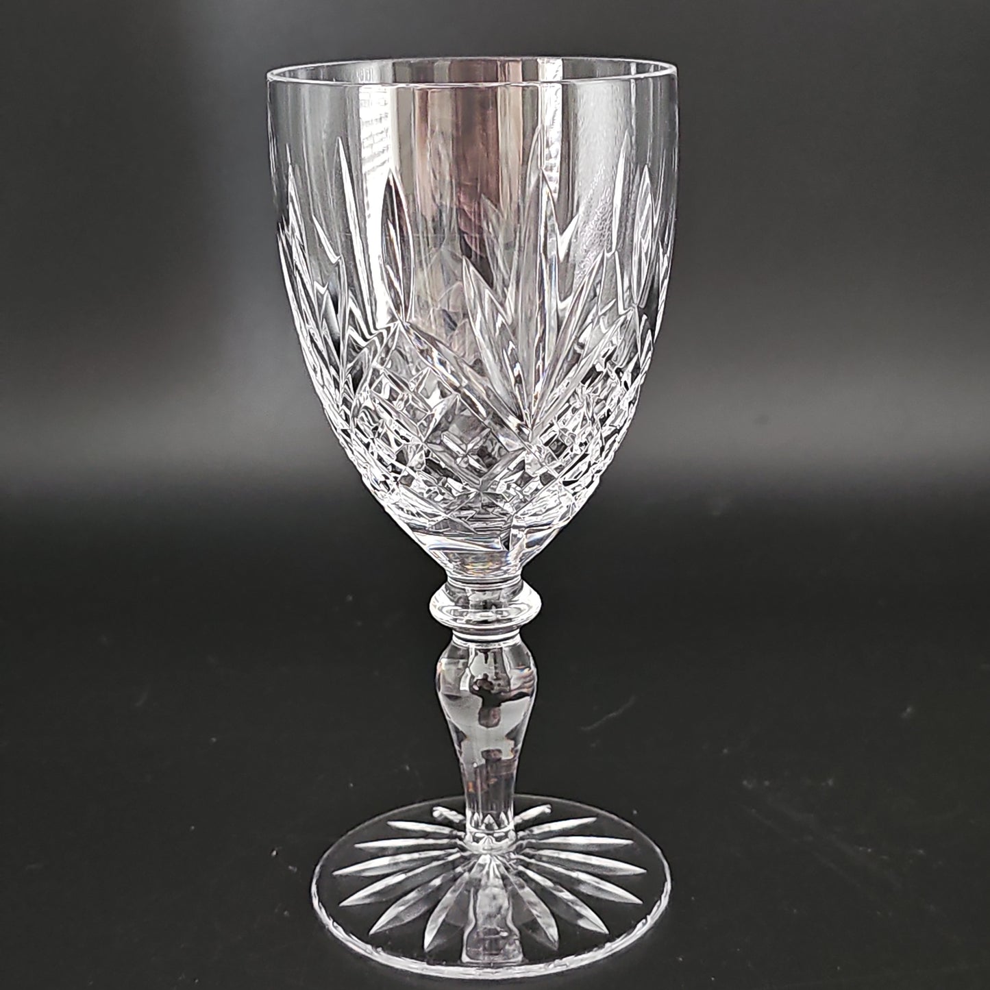 Beautiful set of 6 Medium Size wine glasses. 225ml