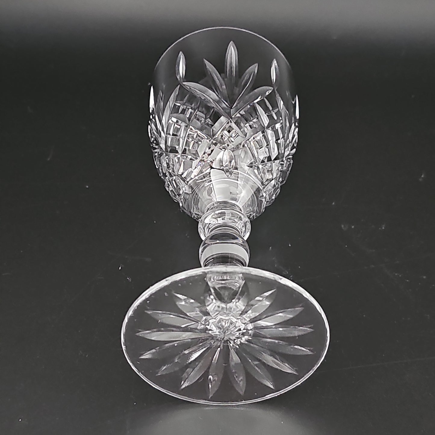 Beautiful set of 6 Medium Size wine glasses. 225ml