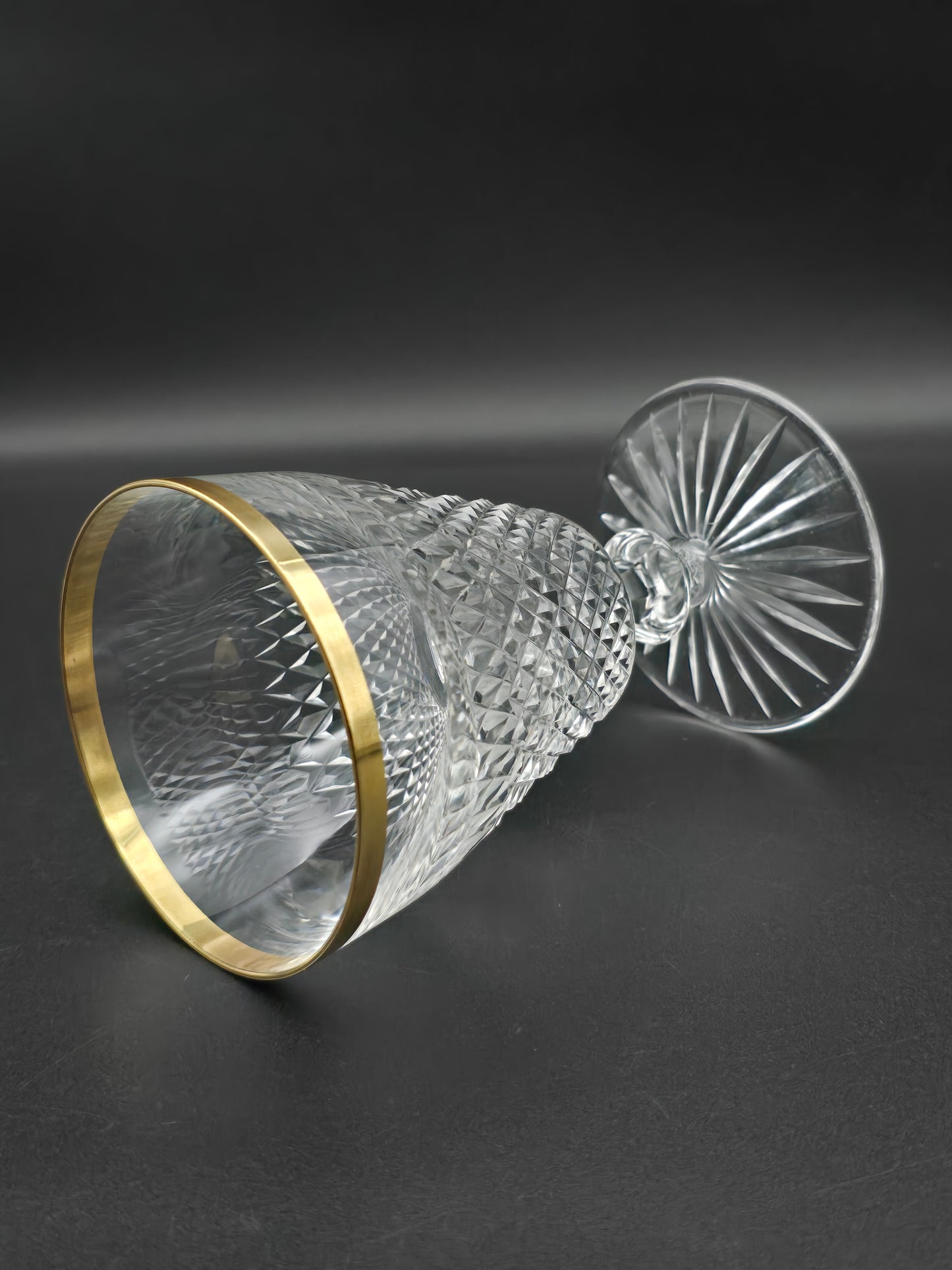 Set of 6 Beautiful Crystal wine Glasses with Gold coloured banding. 250ml. 13.5cm tall.