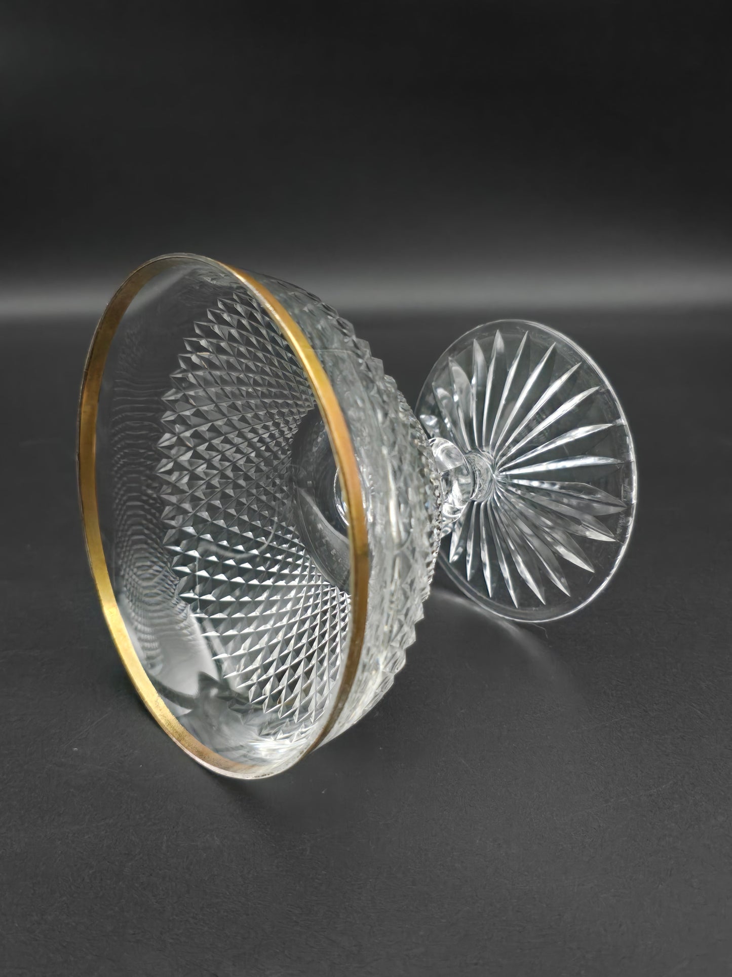 Set of 4 Beautiful Crystal Champagne coupes or dessert / starter dishes with Gold banding. 350ml. 10cm tall.