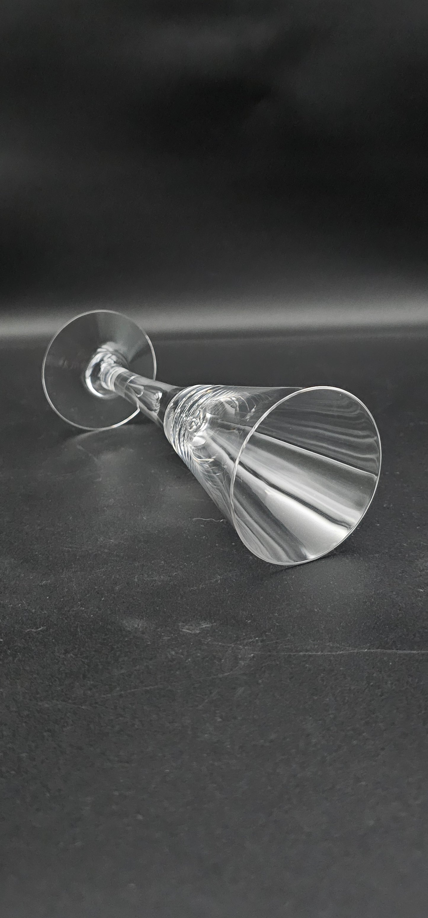 Set of 3 Dartington Sharon wine glasses. 250ml 21cm tall designed by Frank Thrower