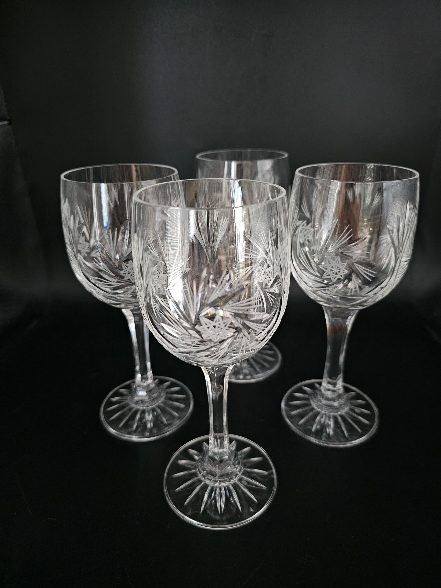 Set of 4 Large Crystal Wine Glasses. 225ml 16.5cm tall