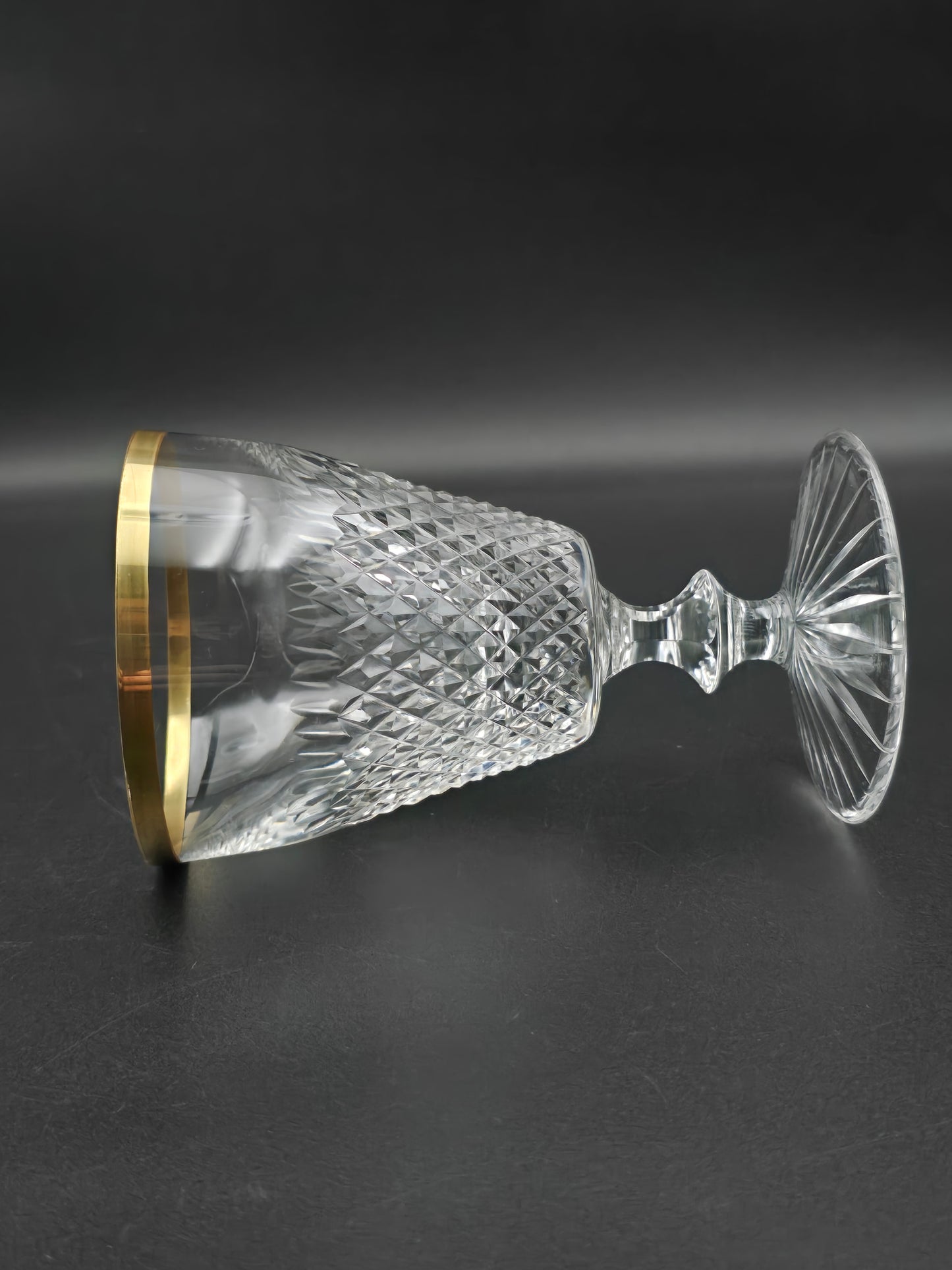 Set of 5 Beautiful Crystal wine Glasses with Gold coloured banding. 250ml. 13.5cm tall.