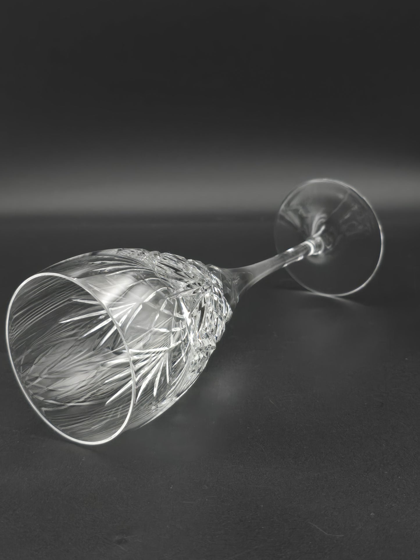 Pair of Vintage Etched Crystal Wine Glasses – Fern & Cross Pattern | 250ml | Slender Stem | 21.5cm Tall | Elegant & Unmarked