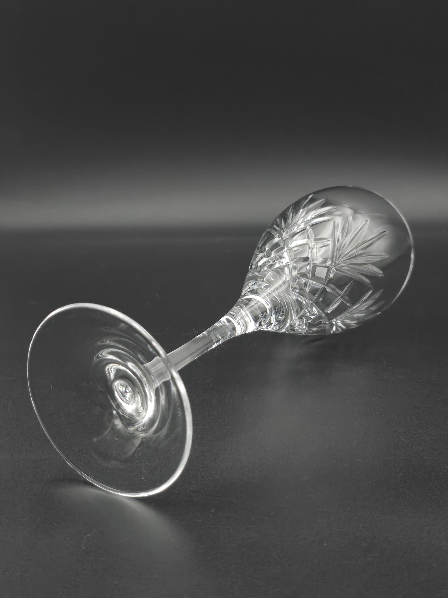Pair of Vintage Etched Crystal Wine Glasses – Fern & Cross Pattern | 250ml | Slender Stem | 21.5cm Tall | Elegant & Unmarked