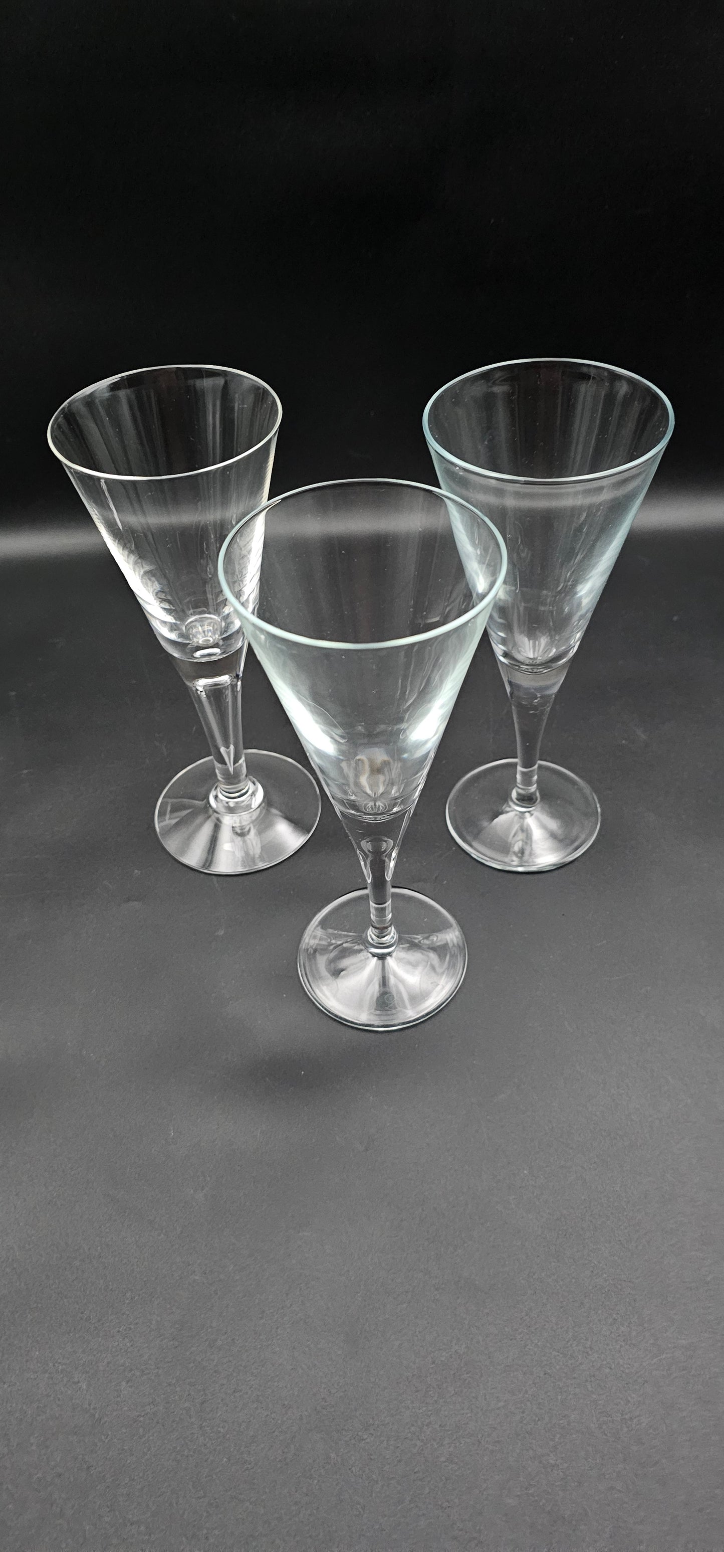 Set of 3 Dartington Sharon wine glasses. 250ml 21cm tall designed by Frank Thrower