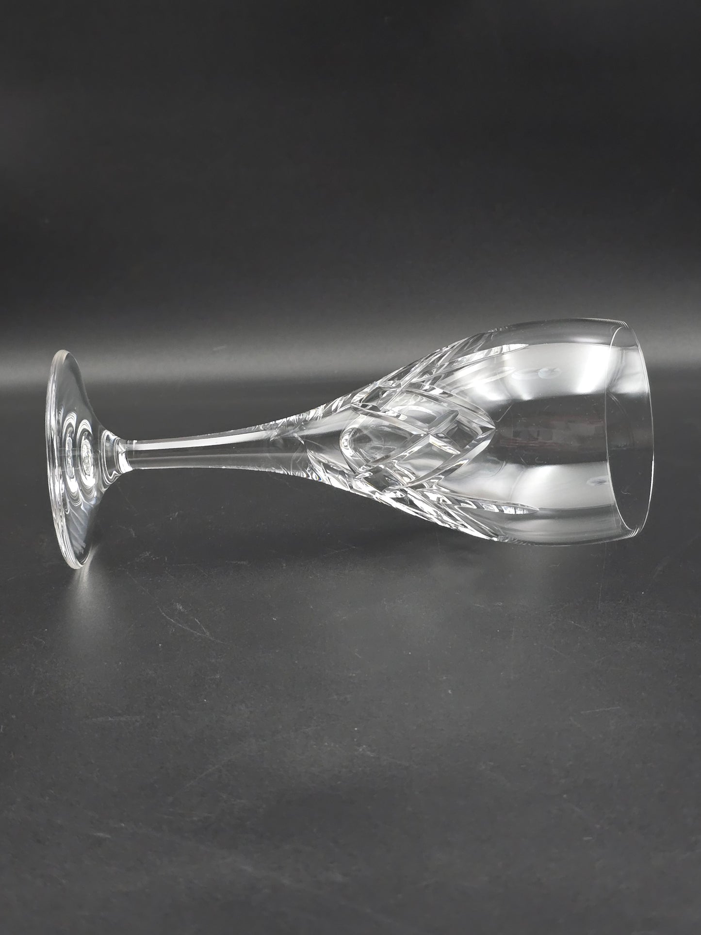 Set of 6 Edinburgh Crystal Broughton Pattern large wine glasses 260ml. 19cm tall.
