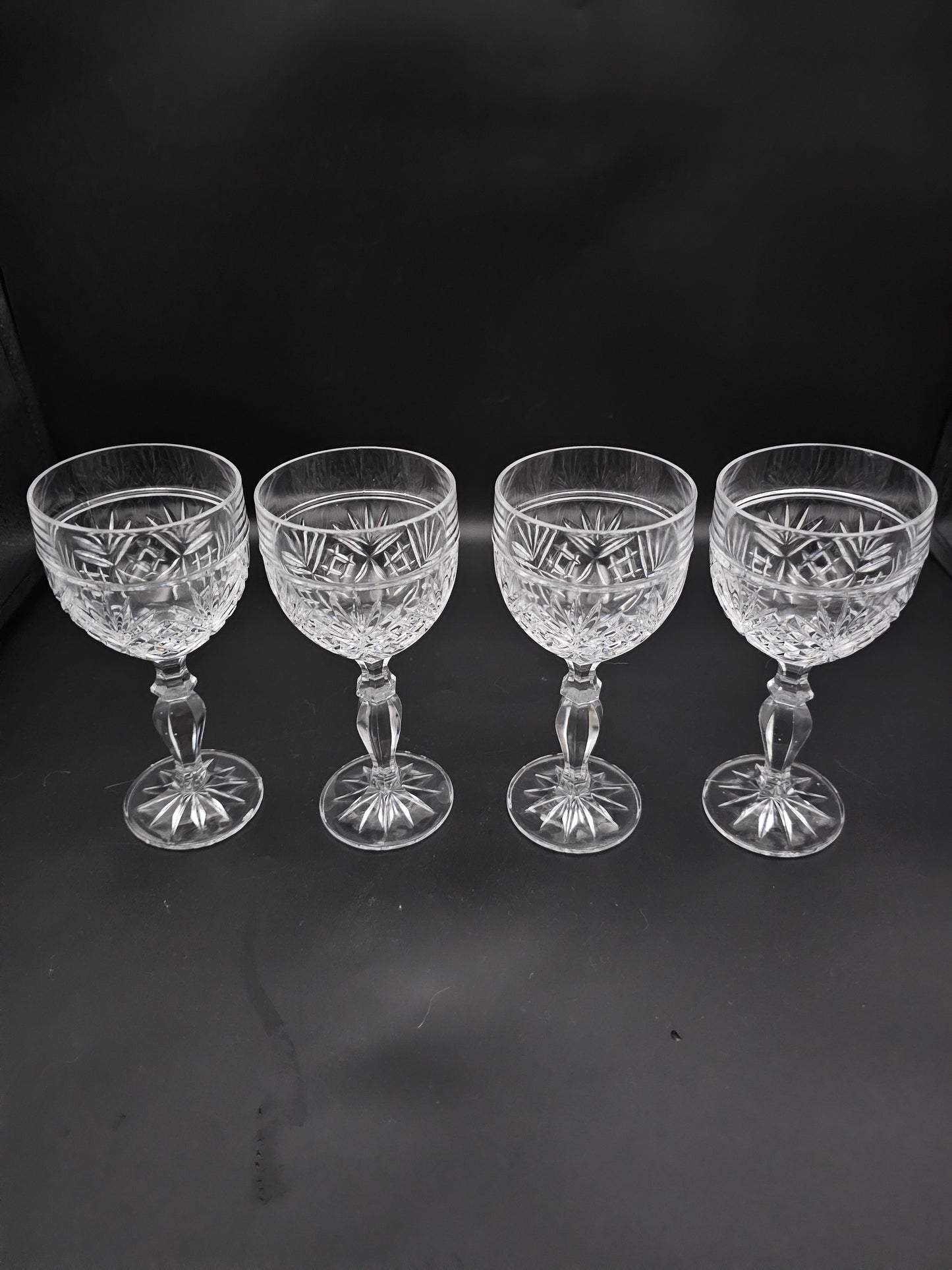 Beautiful vintage set of 4 Crystal wine glasses 175ml