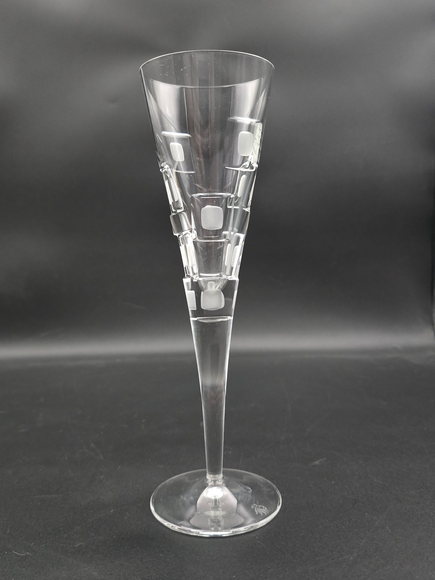Set of 4 Royal Doulton Metro Pattern Crystal champagne flutes. 150ml 23cm tall