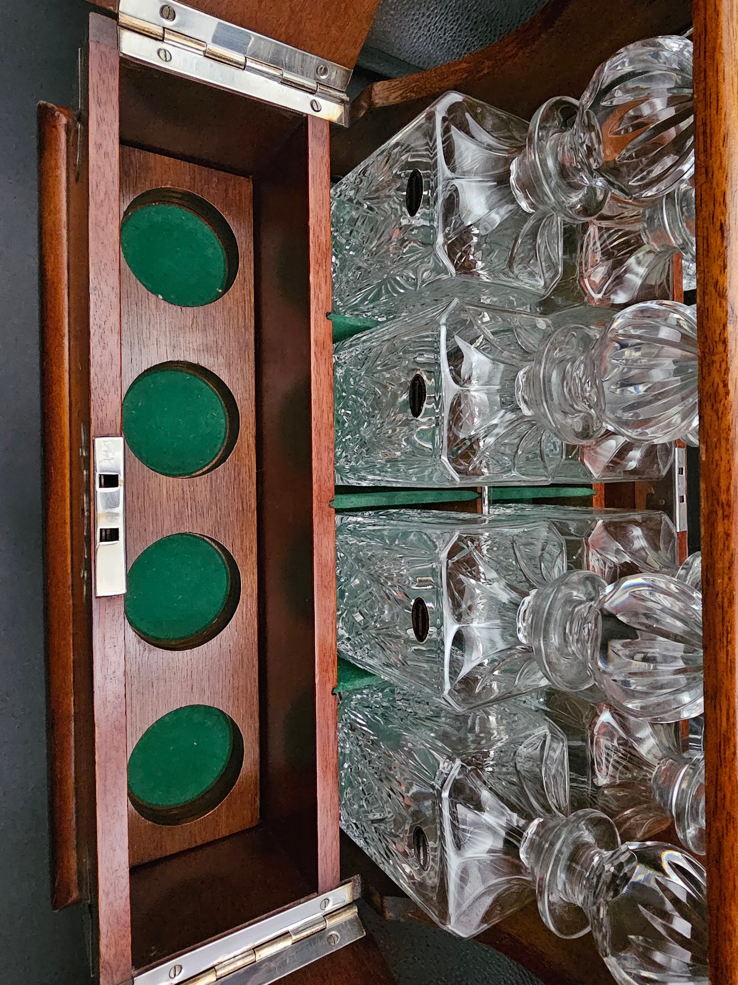 RARE! Stunning Mahogany 4 Decanter Tantalus with 4 Crystal Tumblers.