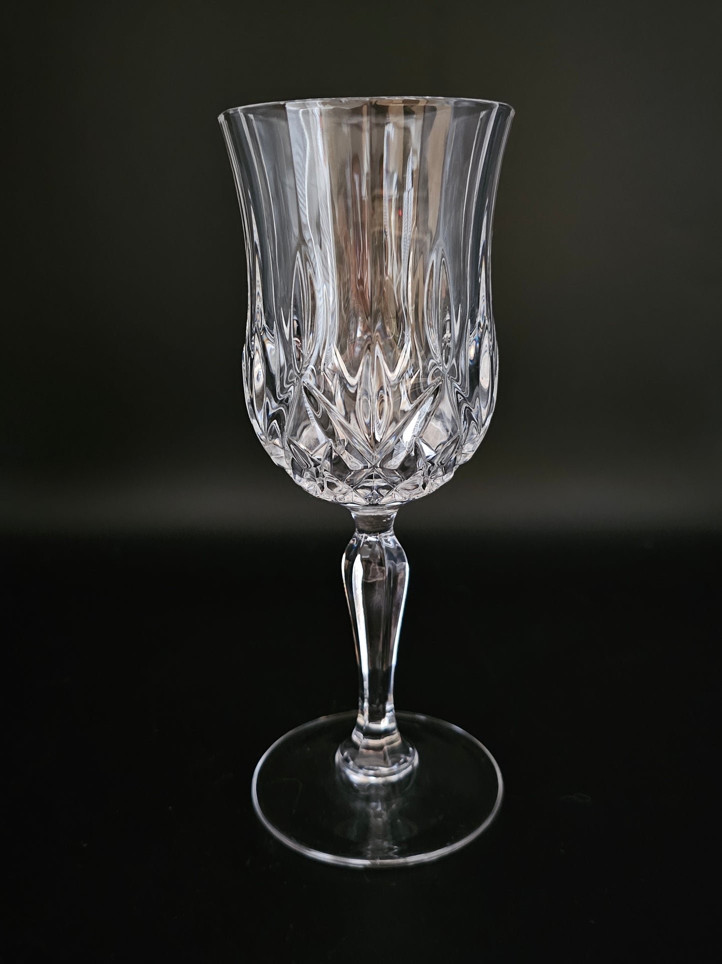 Set of 4 tall, Large Vintage Crystal Wine Glasses. 200ml. 19cm tall