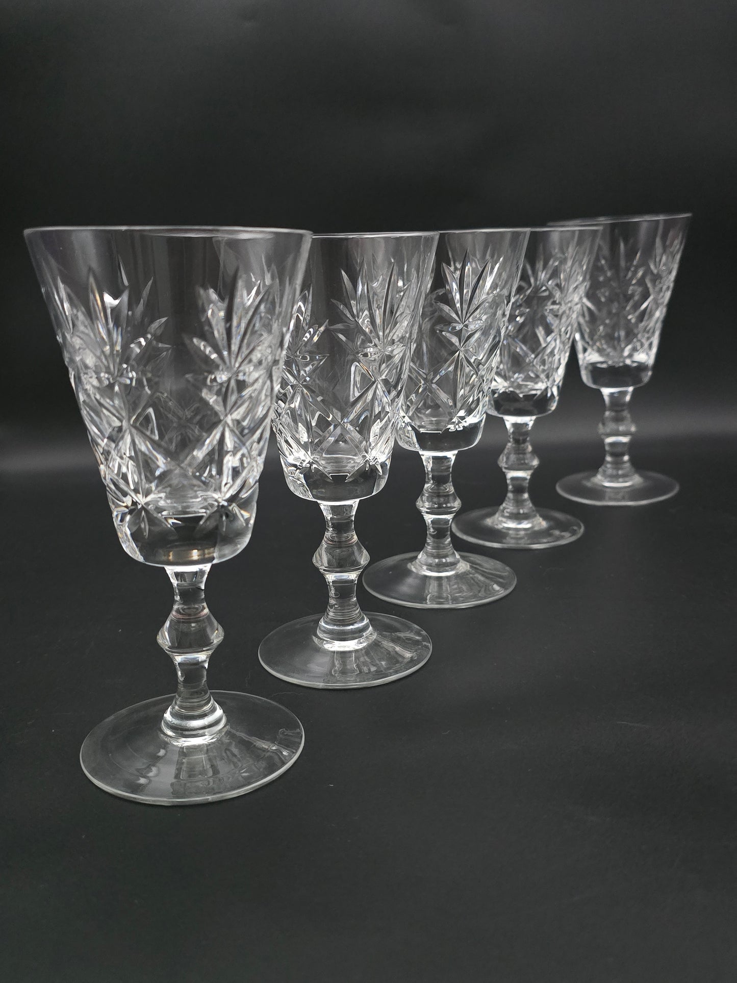 Set of 5 Crystal glass wine glasses. 200ml. 16cm tall