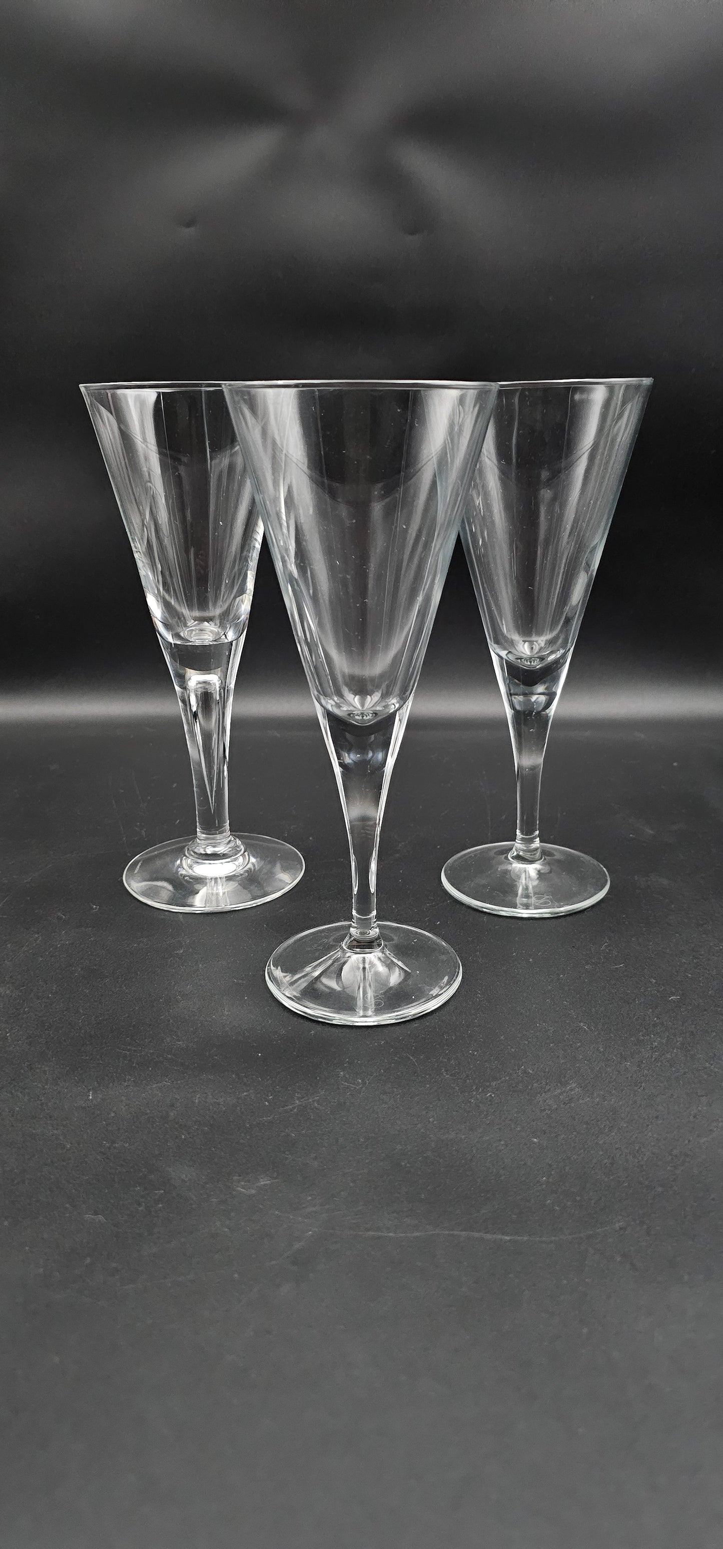 Set of 3 Dartington Sharon wine glasses. 250ml 21cm tall designed by Frank Thrower