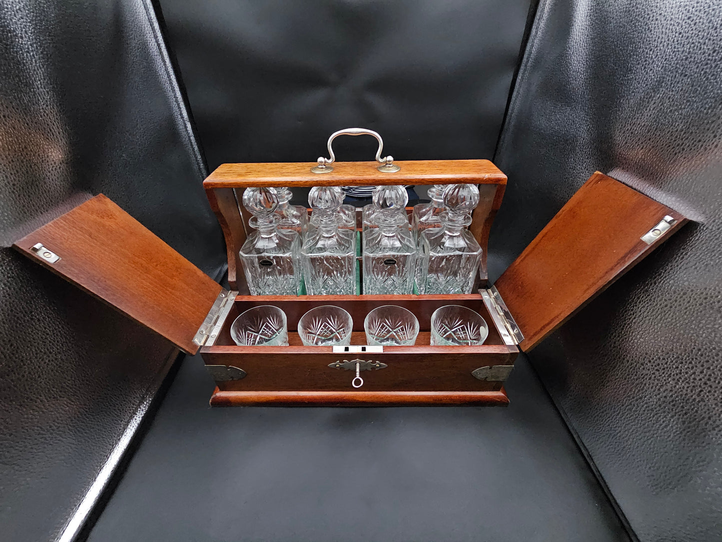 RARE! Stunning Mahogany 4 Decanter Tantalus with 4 Crystal Tumblers.