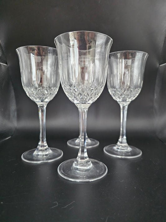 Set of 4 tall Stemmed Crystal Wine Glasses. 235ml