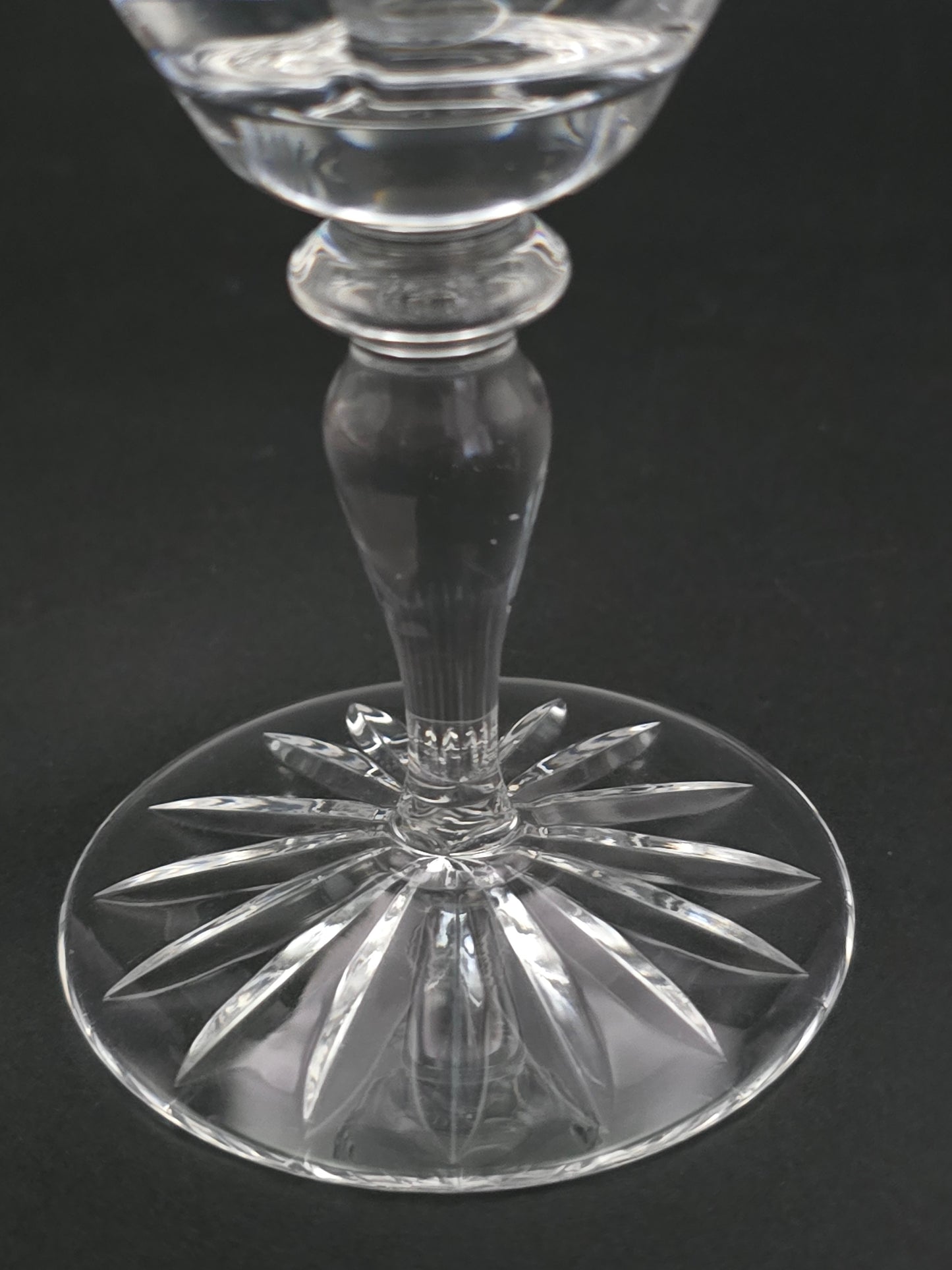 Set of 4 Edinburgh Crystal Stirling Pattern Crystal wine glasses. 200ml. 15.5cm tall.