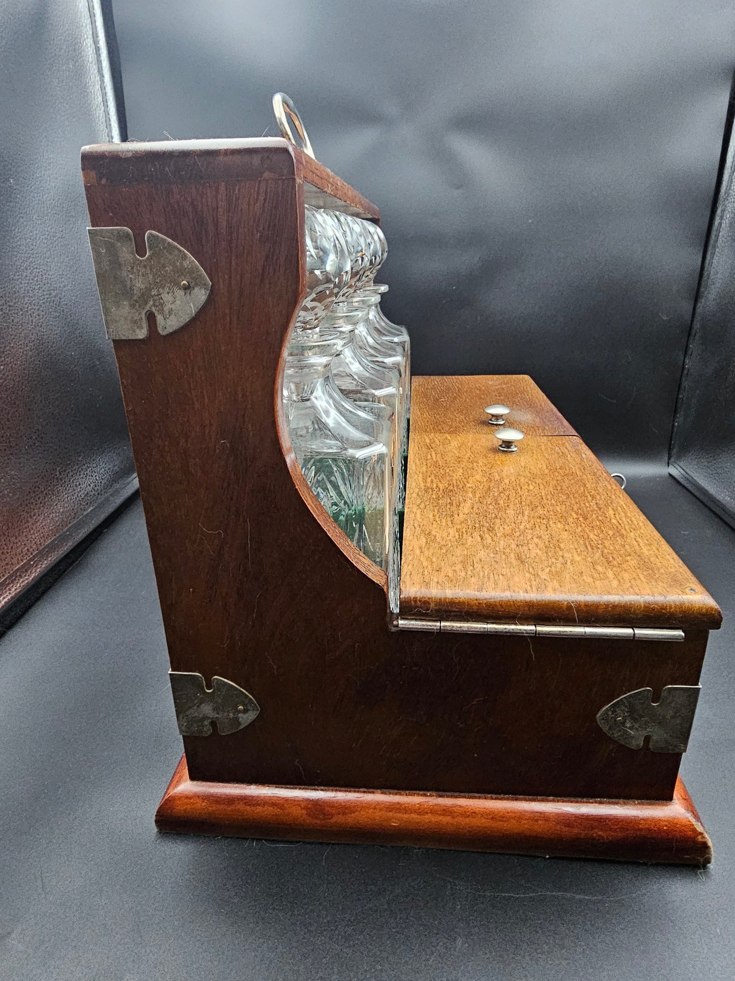 RARE! Stunning Mahogany 4 Decanter Tantalus with 4 Crystal Tumblers.