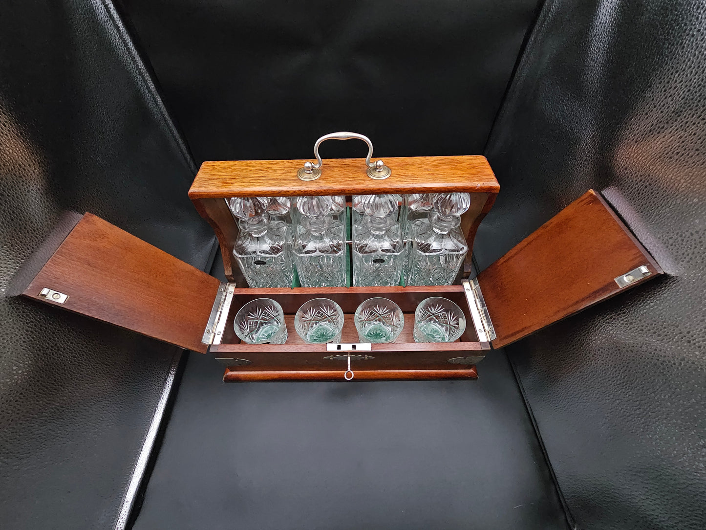 RARE! Stunning Mahogany 4 Decanter Tantalus with 4 Crystal Tumblers.