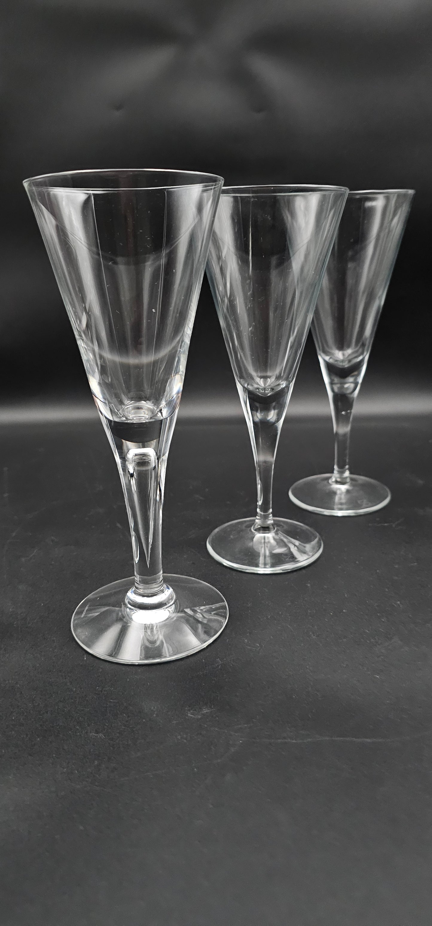 Set of 3 Dartington Sharon wine glasses. 250ml 21cm tall designed by Frank Thrower