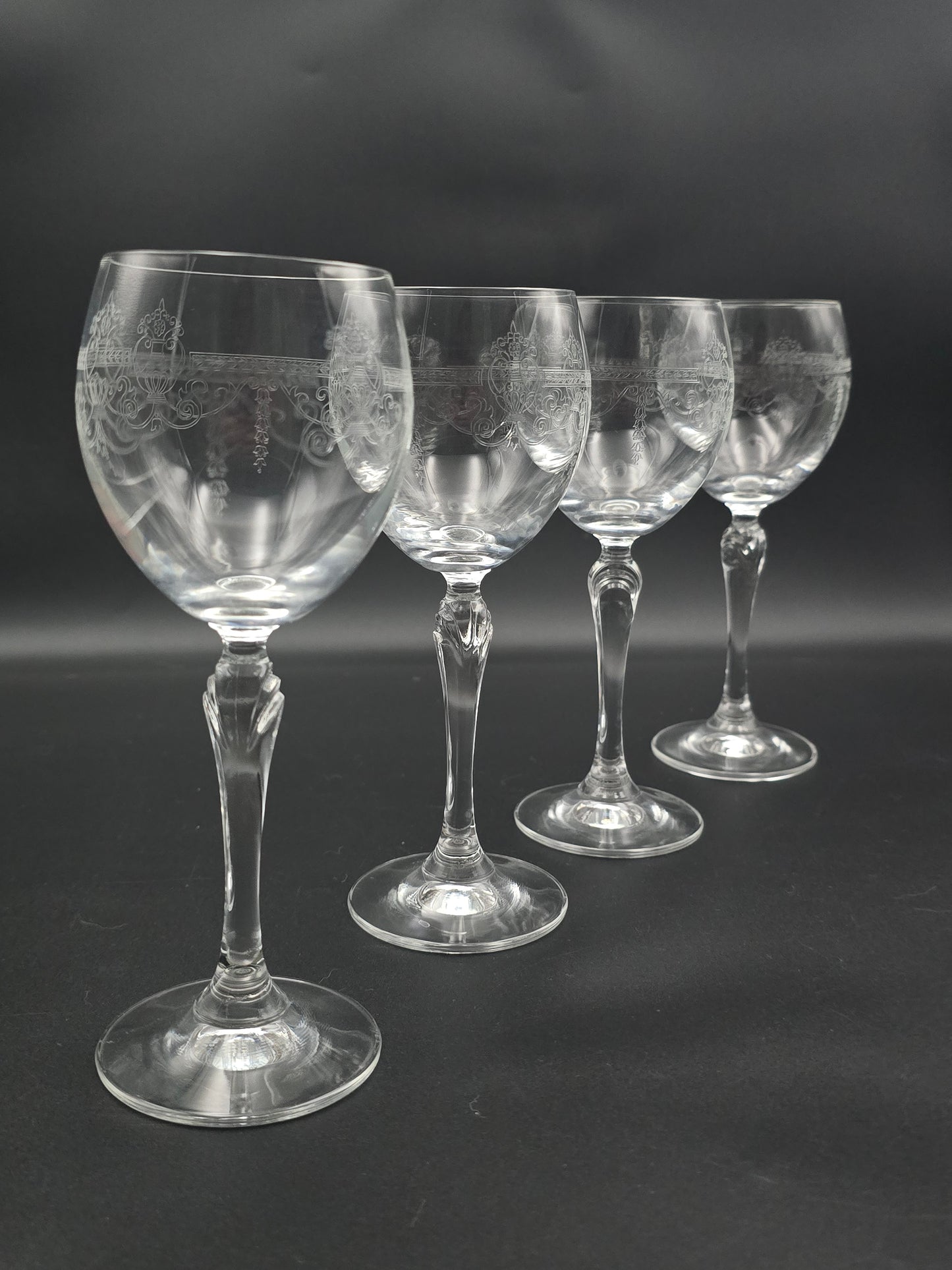 Set of 4 Vintage etched Durand Dampierre Crystal Wine Glasses. 200ml. 18.5cm tall