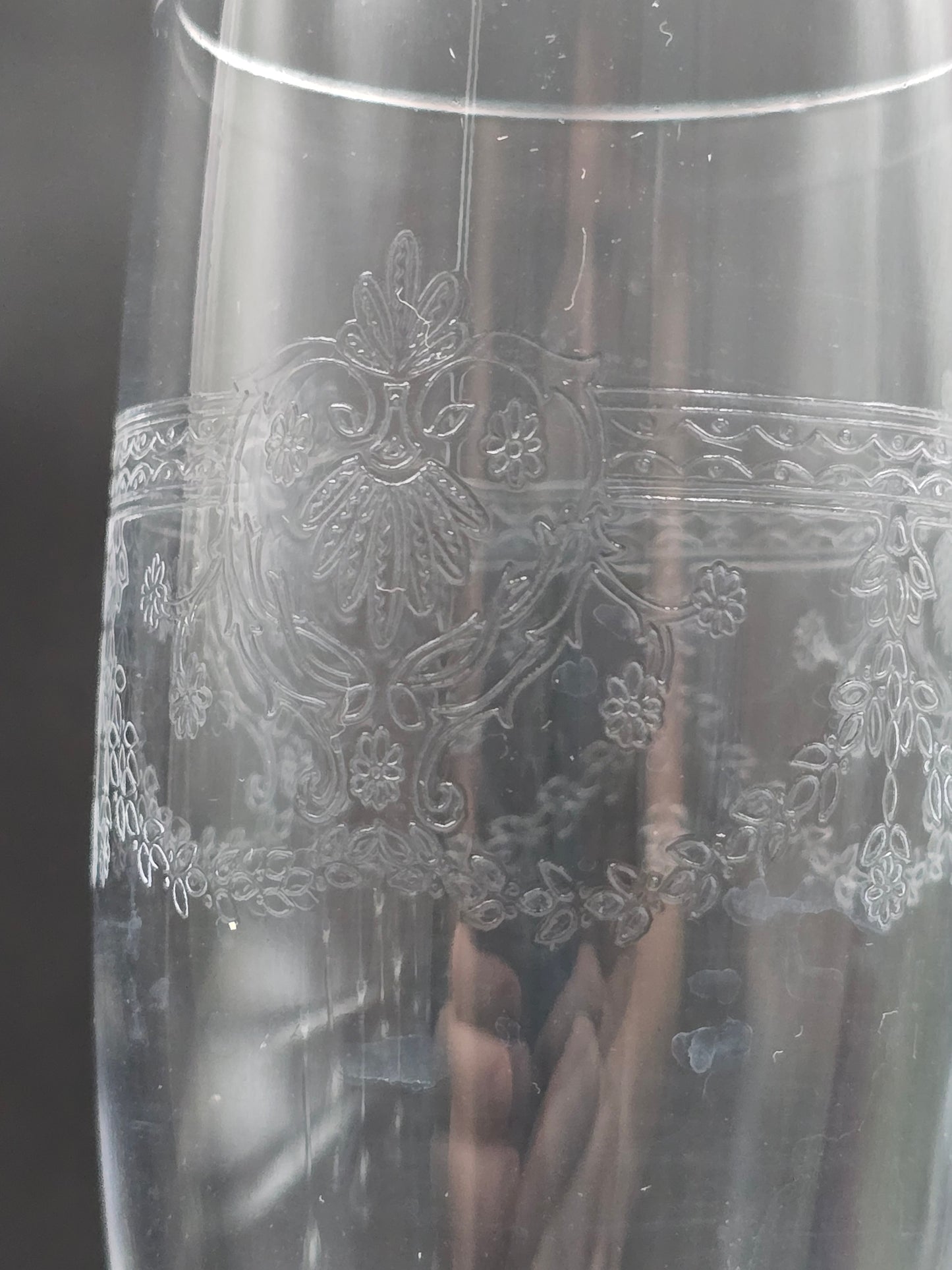 Beautiful Set of 4 Etched Crystal Champagne flutes 185ml