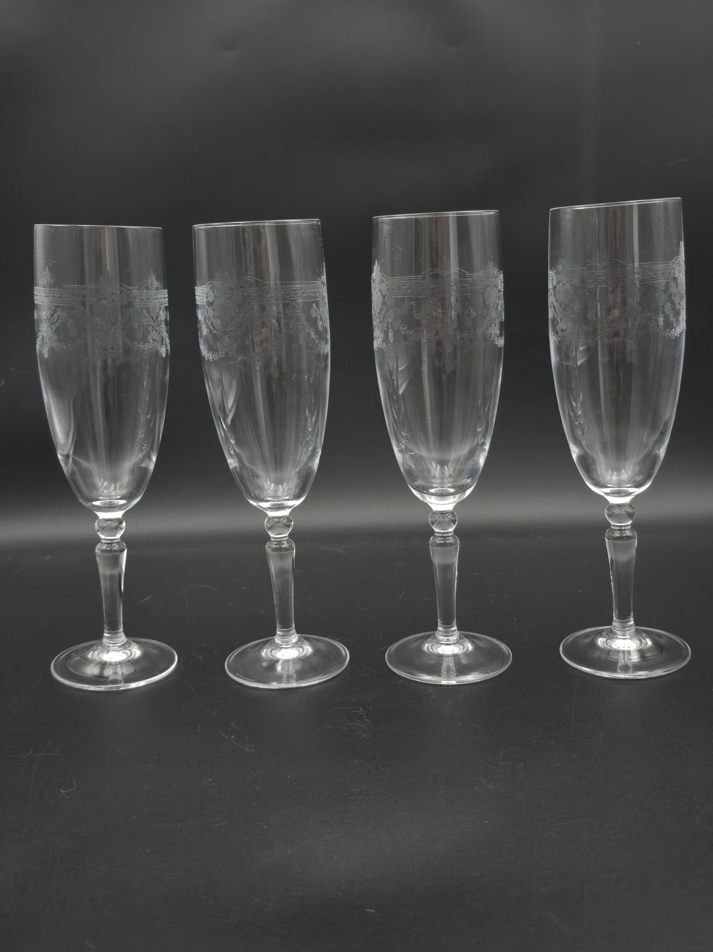 Beautiful Set of 4 Etched Crystal Champagne flutes 185ml