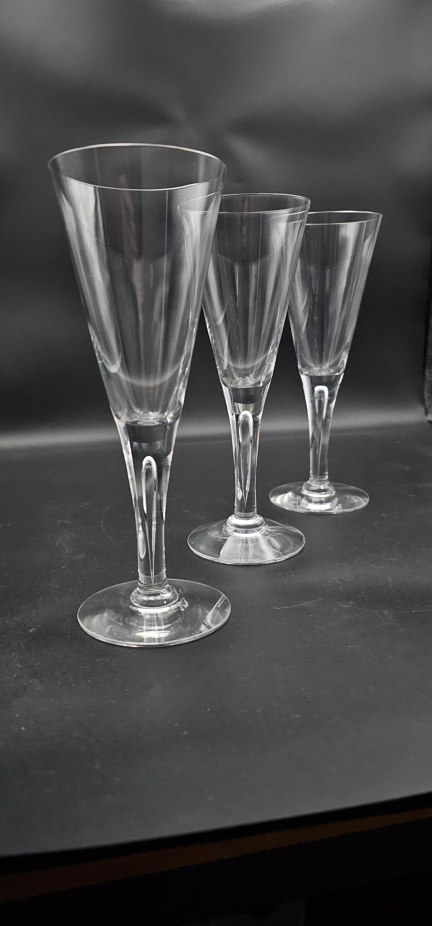 Set of 3 Large Dartington Sharon wine glasses. 300ml 22cm tall designed by Frank Thrower