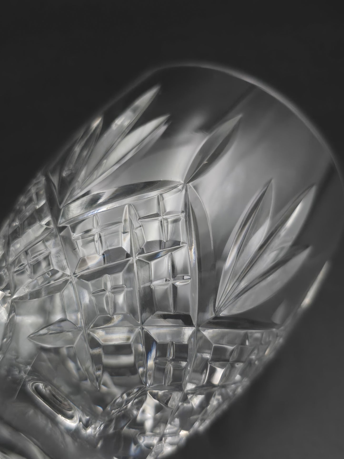 Set of 6 Edinburgh Crystal Balmoral Pattern Crystal wine glasses. 200ml. 15.5cm tall.