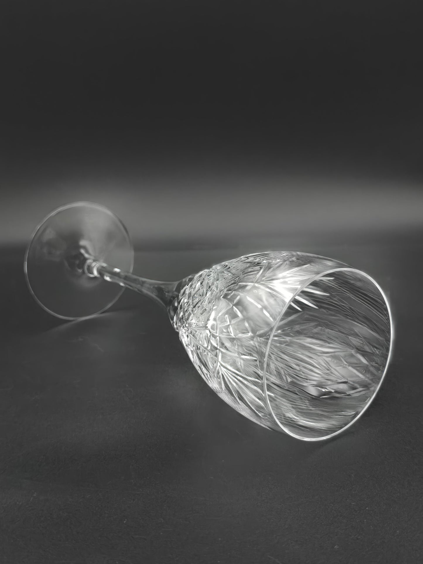 Pair of Vintage Etched Crystal Wine Glasses – Fern & Cross Pattern | 250ml | Slender Stem | 21.5cm Tall | Elegant & Unmarked