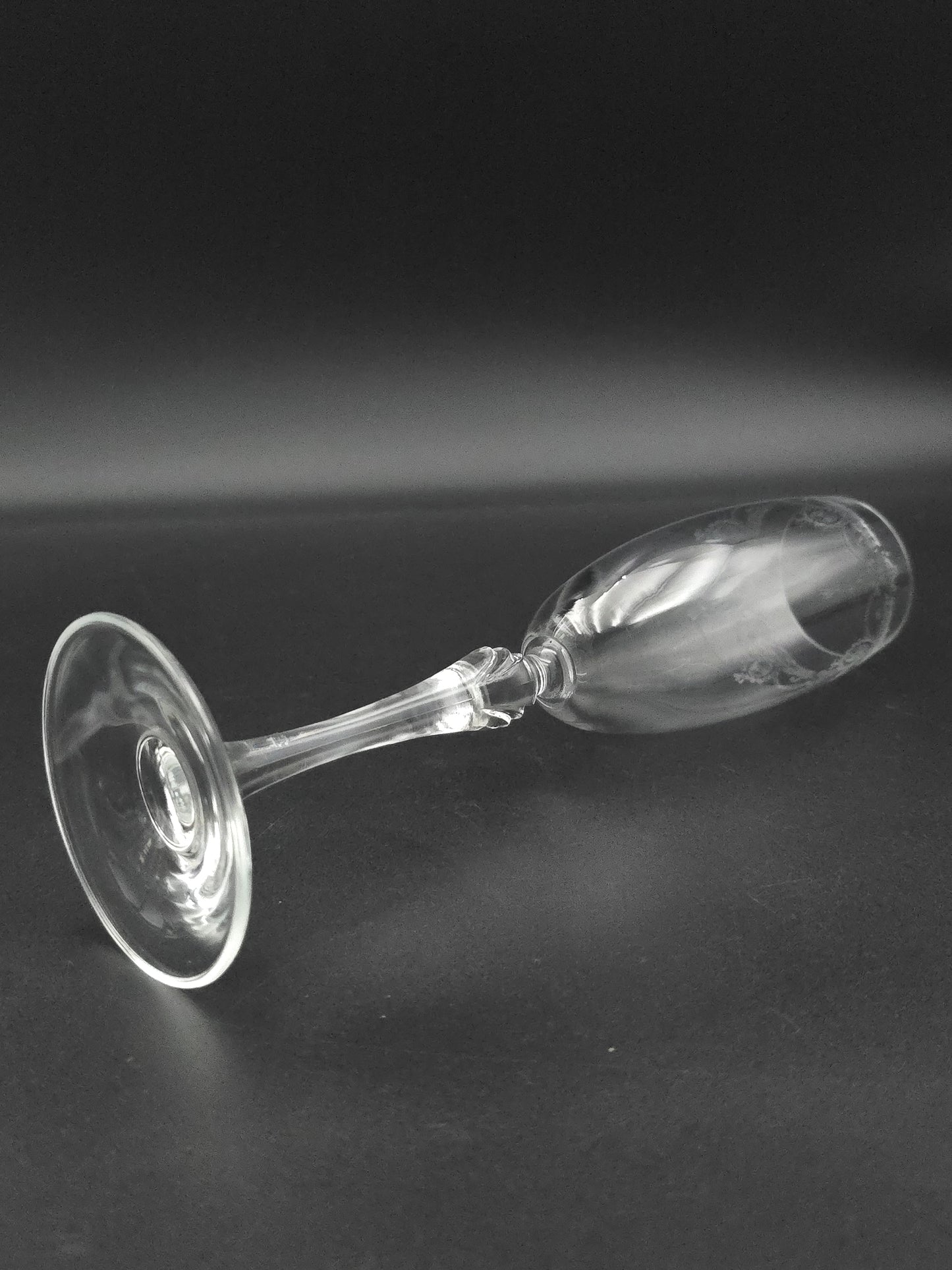 Beautiful Set of 5 Etched Crystal Champagne flutes 175ml. 22cm tall.