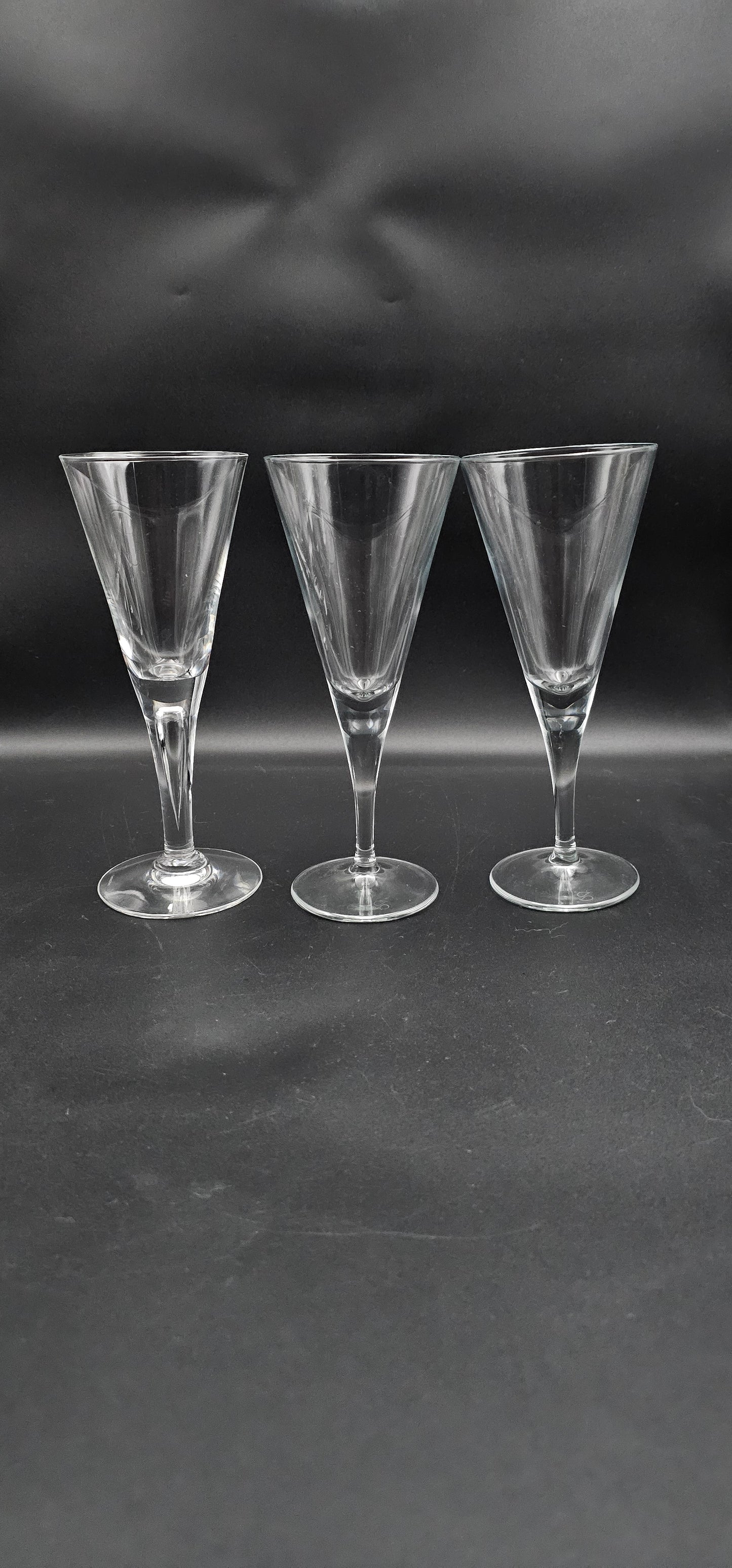 Set of 3 Dartington Sharon wine glasses. 250ml 21cm tall designed by Frank Thrower