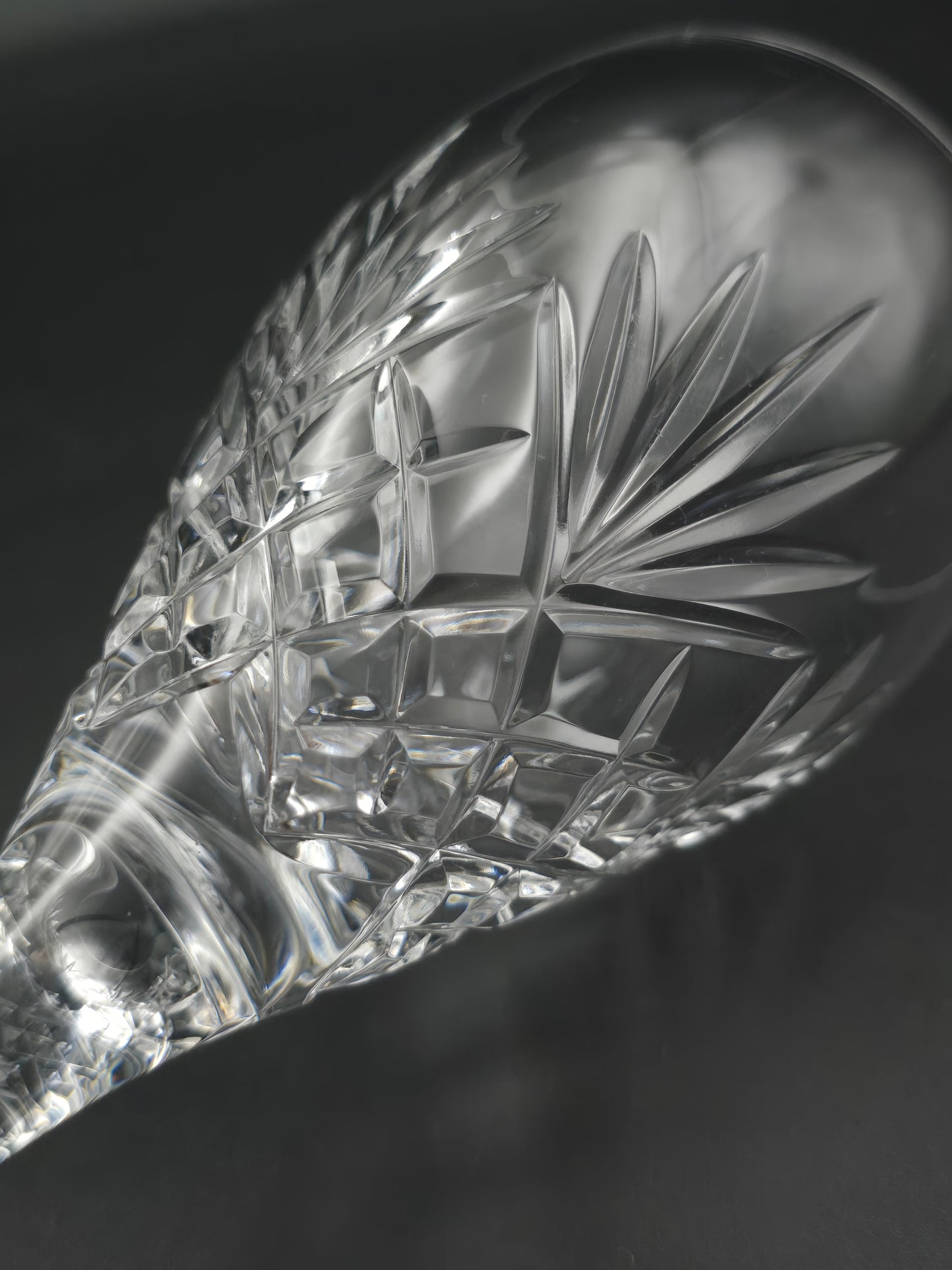 Pair of Vintage Etched Crystal Wine Glasses – Fern & Cross Pattern | 250ml | Slender Stem | 21.5cm Tall | Elegant & Unmarked