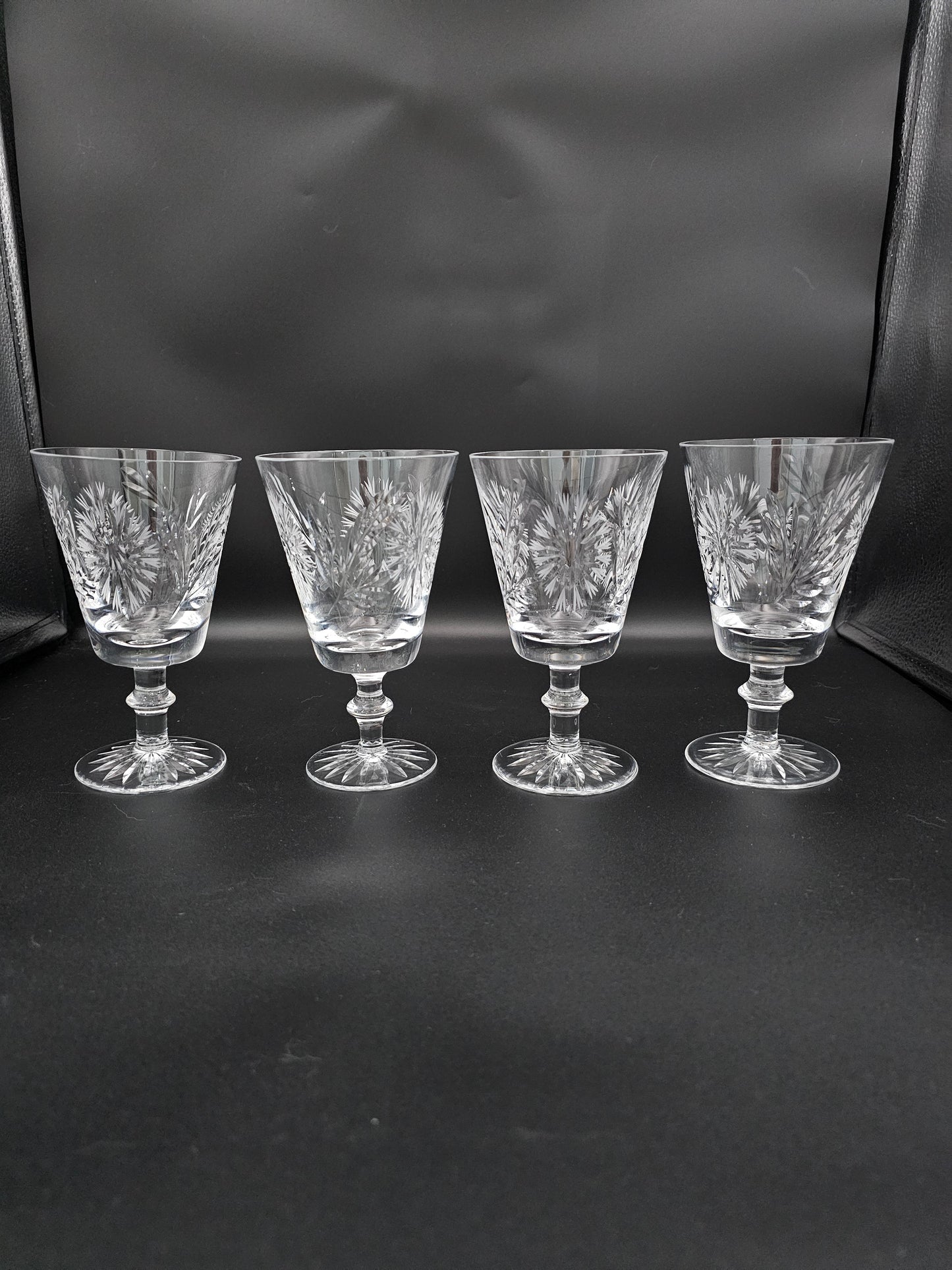 Beautiful set of 4 Water Goblets or Wine glasses 225ml 7.5oz