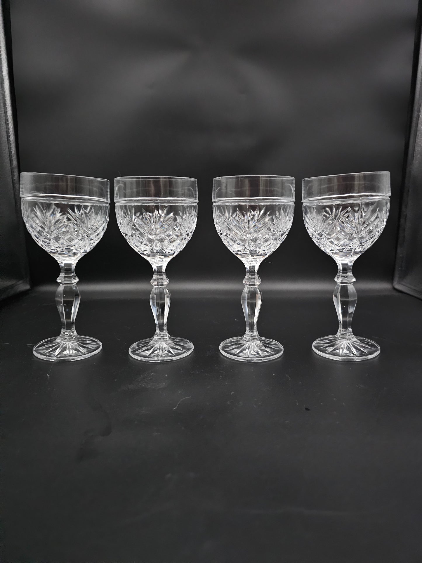 Beautiful vintage set of 4 Crystal wine glasses 175ml