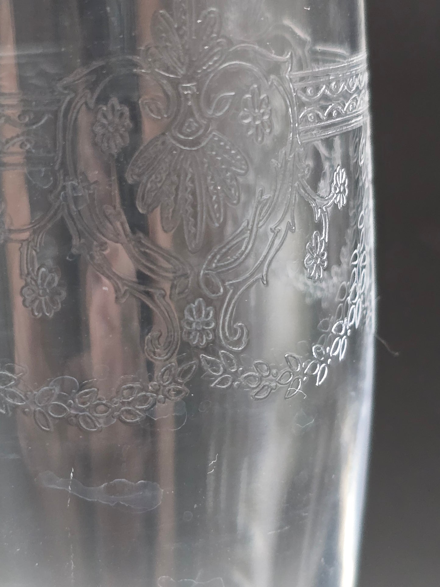 Beautiful Set of 4 Etched Crystal Champagne flutes 185ml