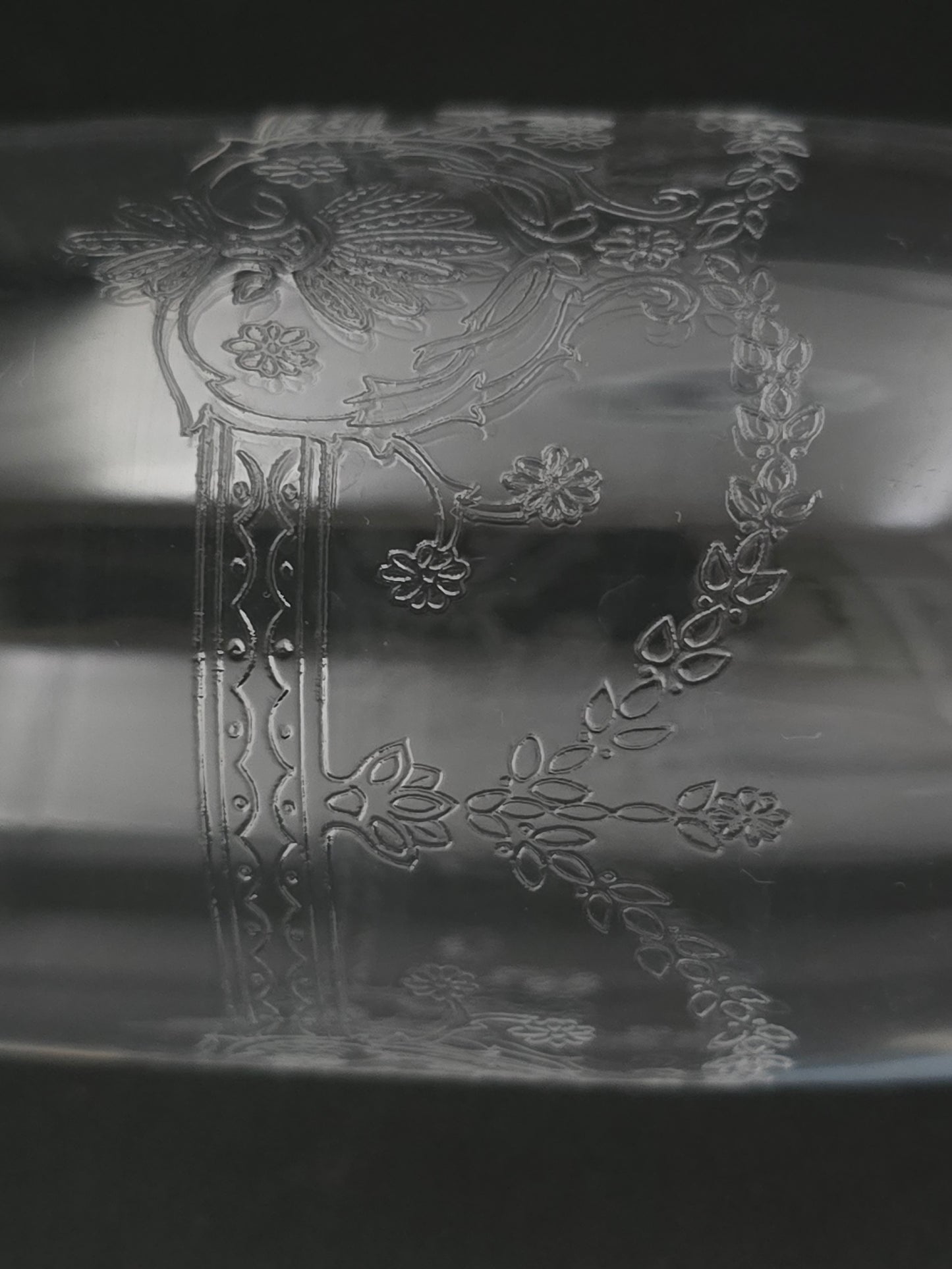 Beautiful Set of 4 Etched Crystal Champagne flutes 185ml